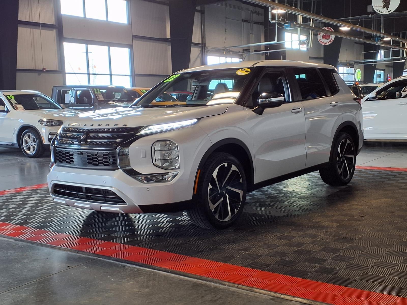 2022 Mitsubishi Outlander SE - White Diamond exterior view 3
