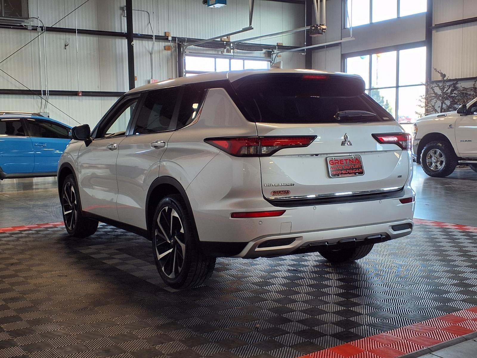 2022 Mitsubishi Outlander SE - White Diamond exterior view 4