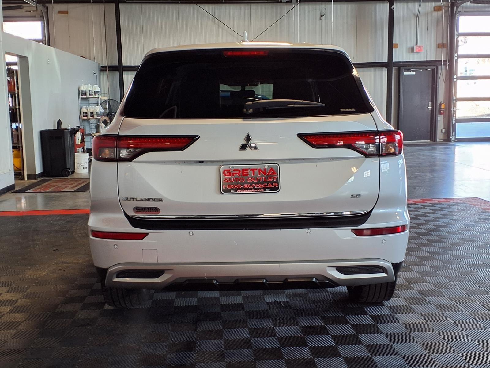 2022 Mitsubishi Outlander SE - White Diamond exterior view 5