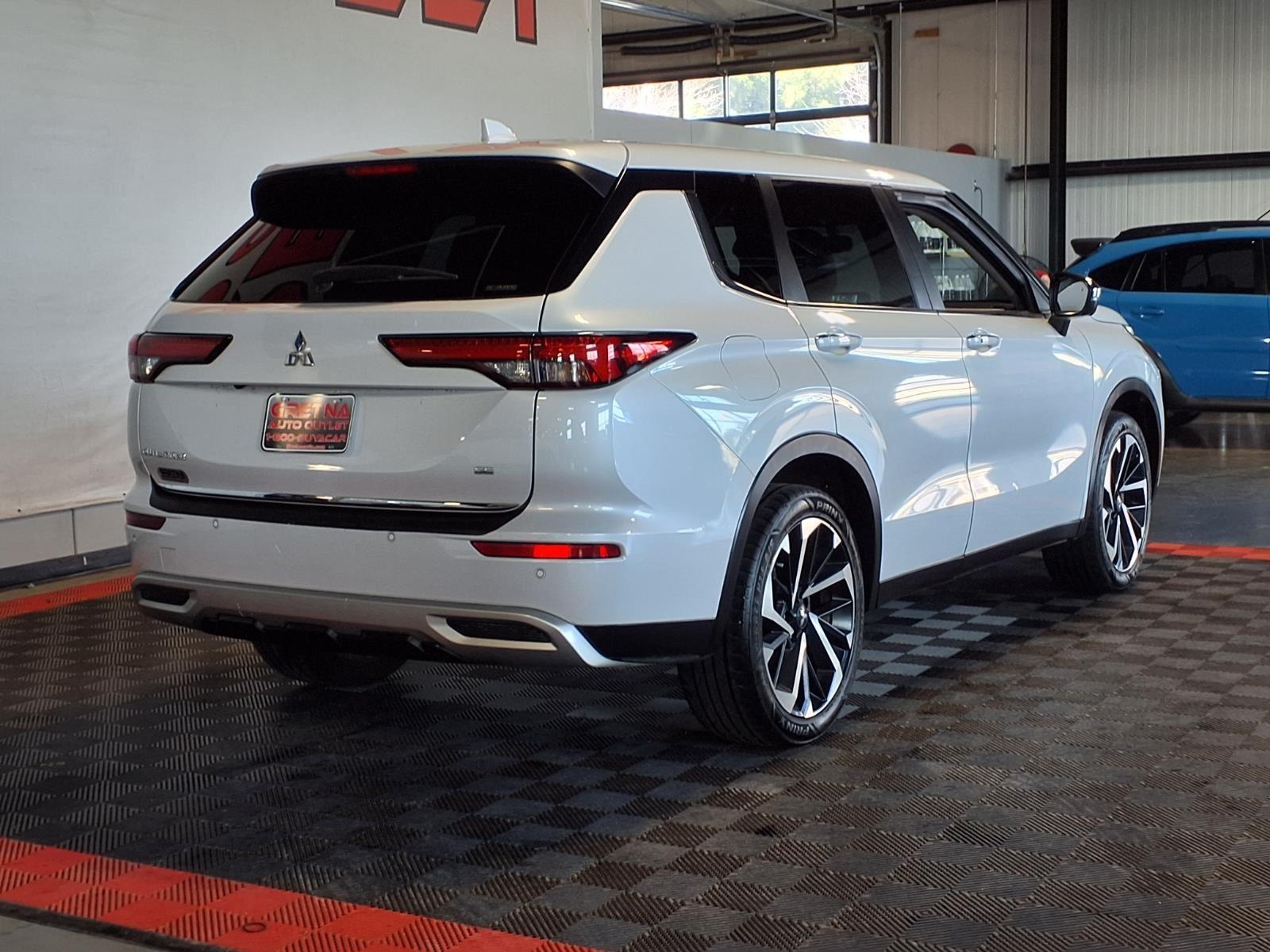2022 Mitsubishi Outlander SE - White Diamond exterior view 8