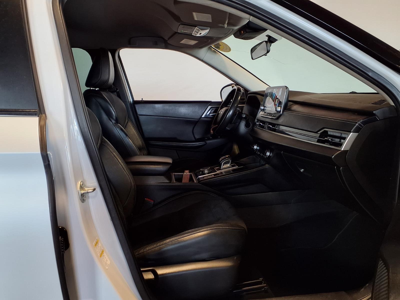 2022 Mitsubishi Outlander SE - White Diamond exterior view 13