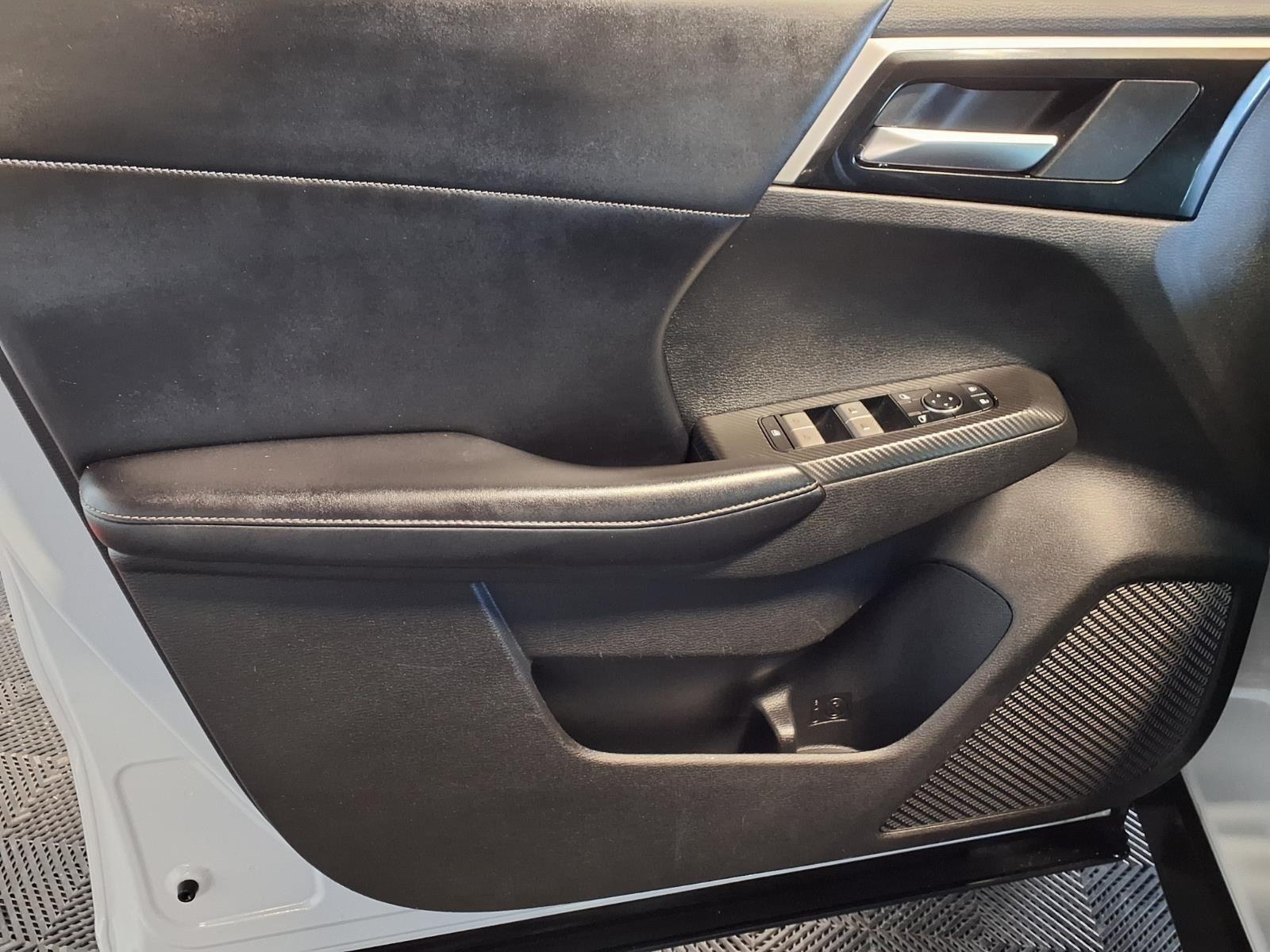 2022 Mitsubishi Outlander SE - White Diamond exterior view 18