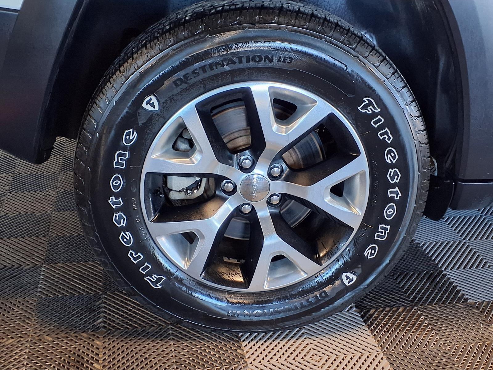 2017 Jeep Cherokee Trailhawk - Bright White Clearcoat exterior view 8