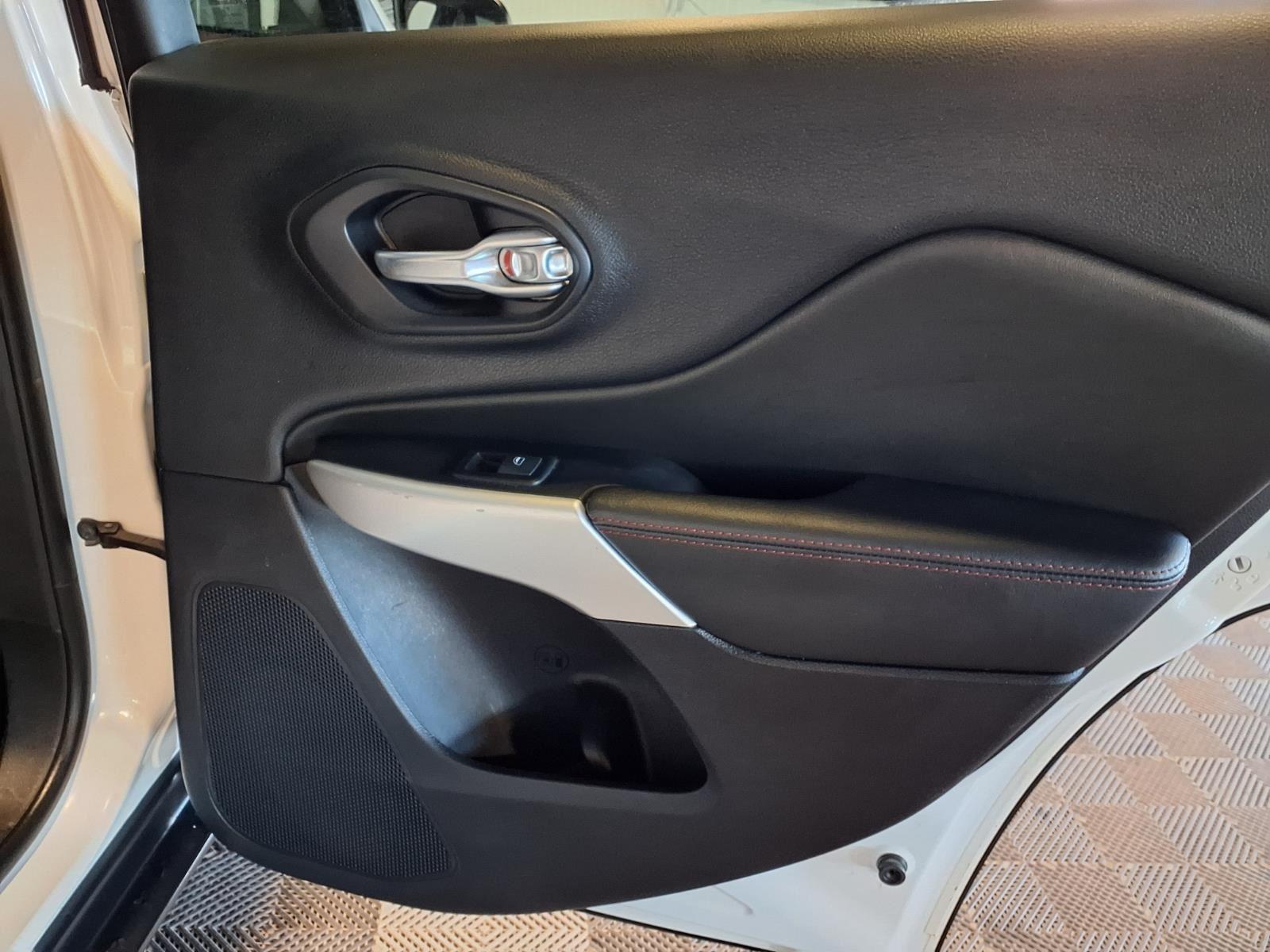 2017 Jeep Cherokee Trailhawk - Bright White Clearcoat exterior view 10