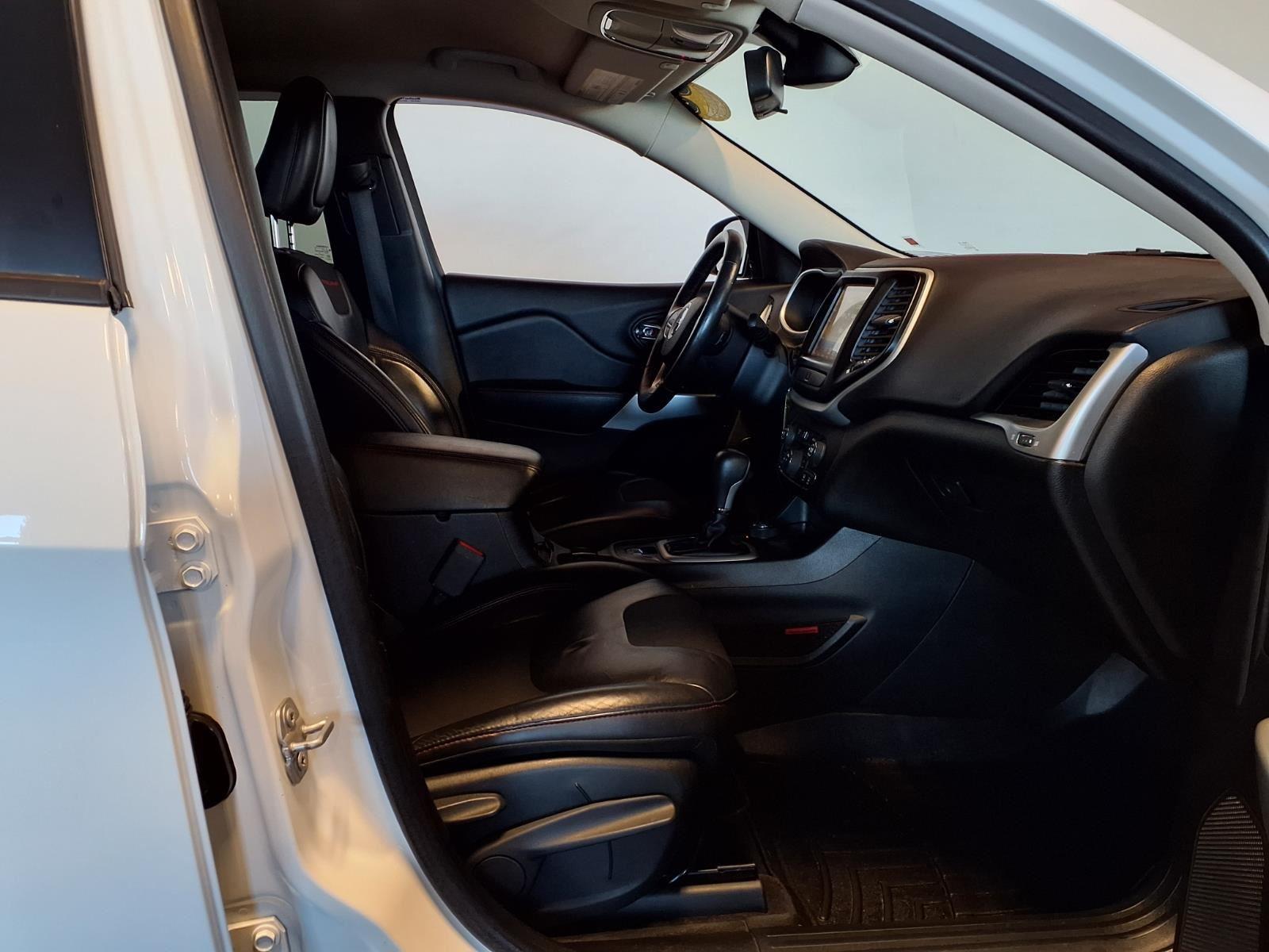 2017 Jeep Cherokee Trailhawk - Bright White Clearcoat exterior view 11