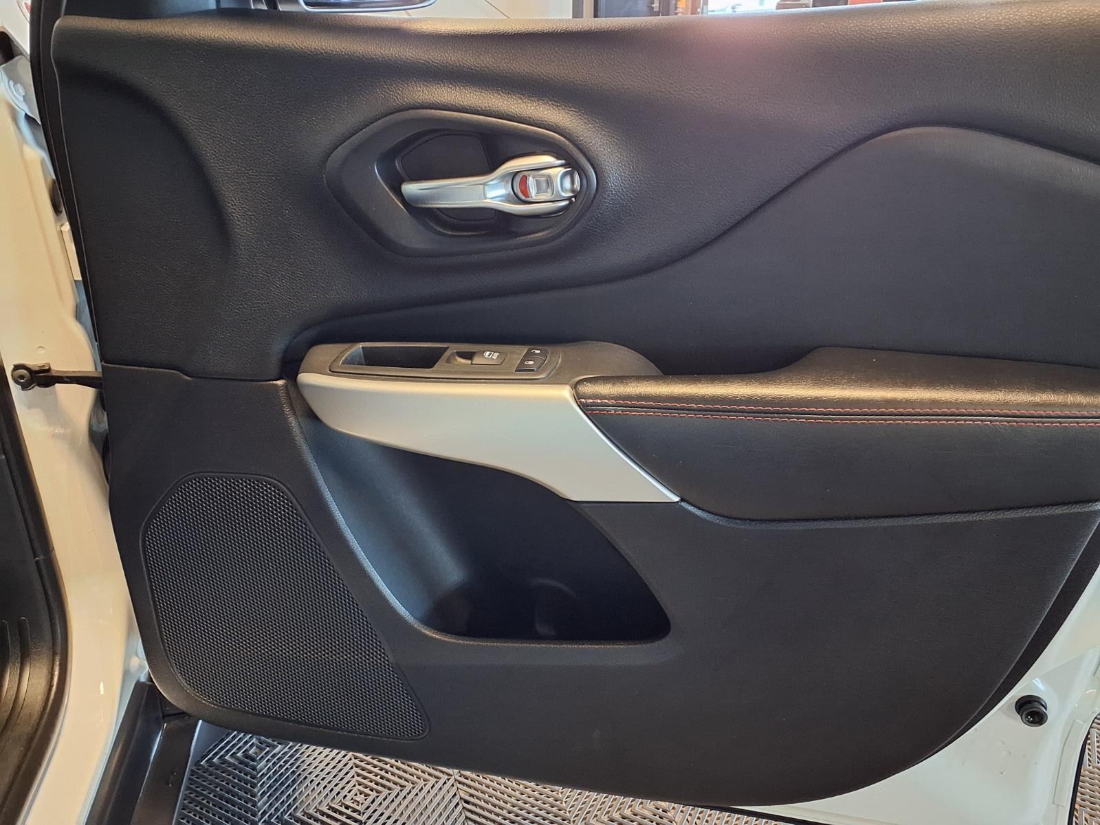 2017 Jeep Cherokee Trailhawk - Bright White Clearcoat exterior view 12