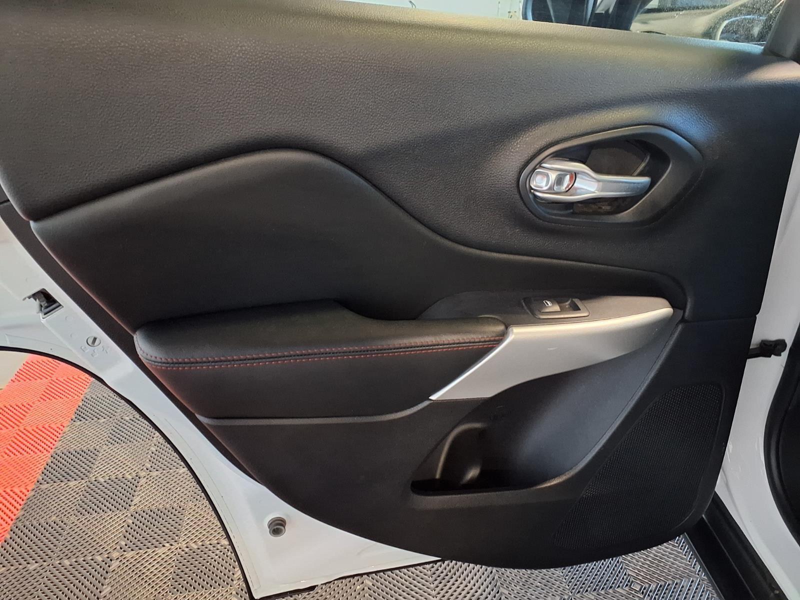 2017 Jeep Cherokee Trailhawk - Bright White Clearcoat exterior view 14