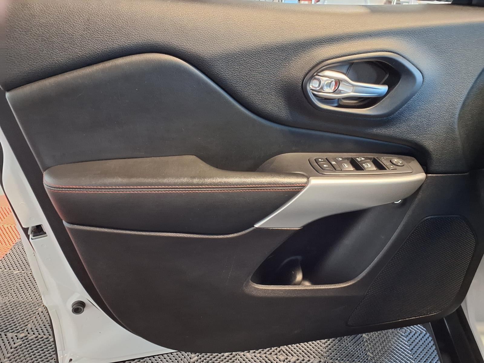 2017 Jeep Cherokee Trailhawk - Bright White Clearcoat exterior view 16