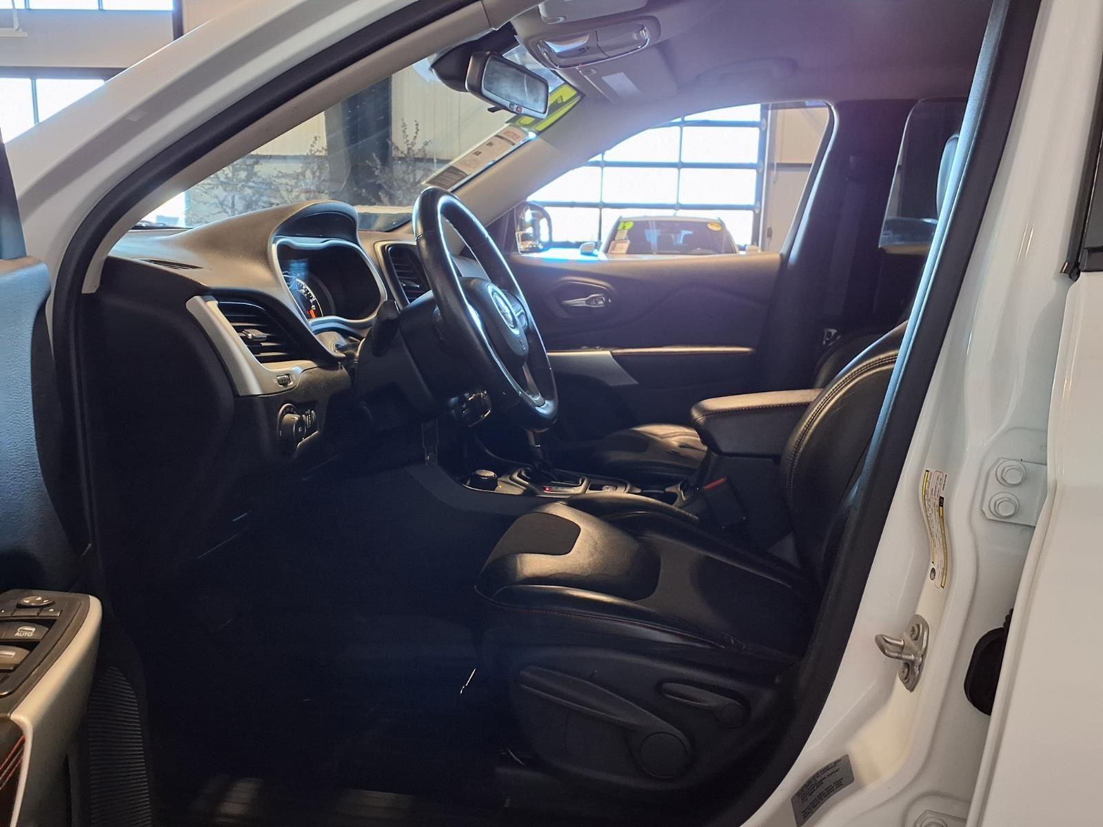 2017 Jeep Cherokee Trailhawk - Bright White Clearcoat exterior view 17