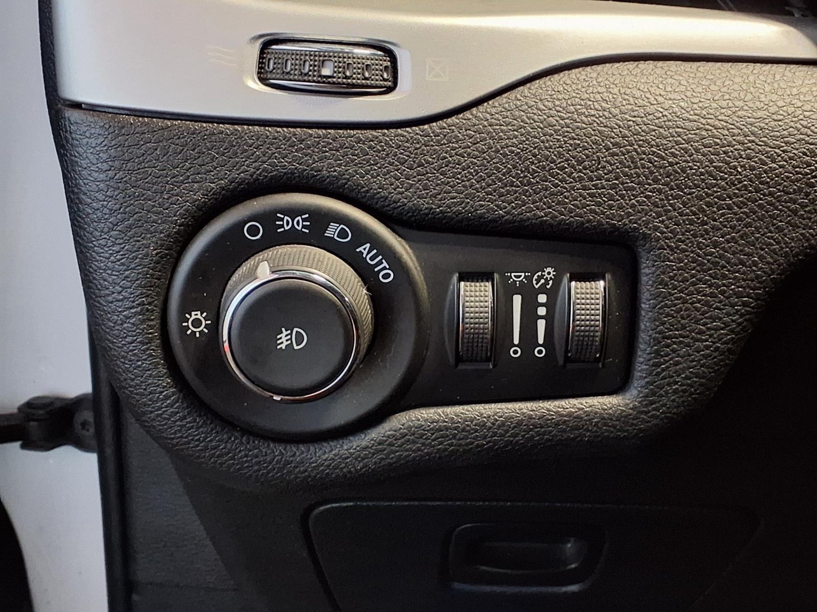 2017 Jeep Cherokee Trailhawk - Bright White Clearcoat exterior view 18