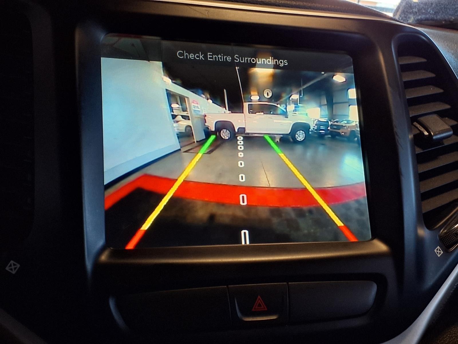 2017 Jeep Cherokee Trailhawk - Bright White Clearcoat exterior view 20