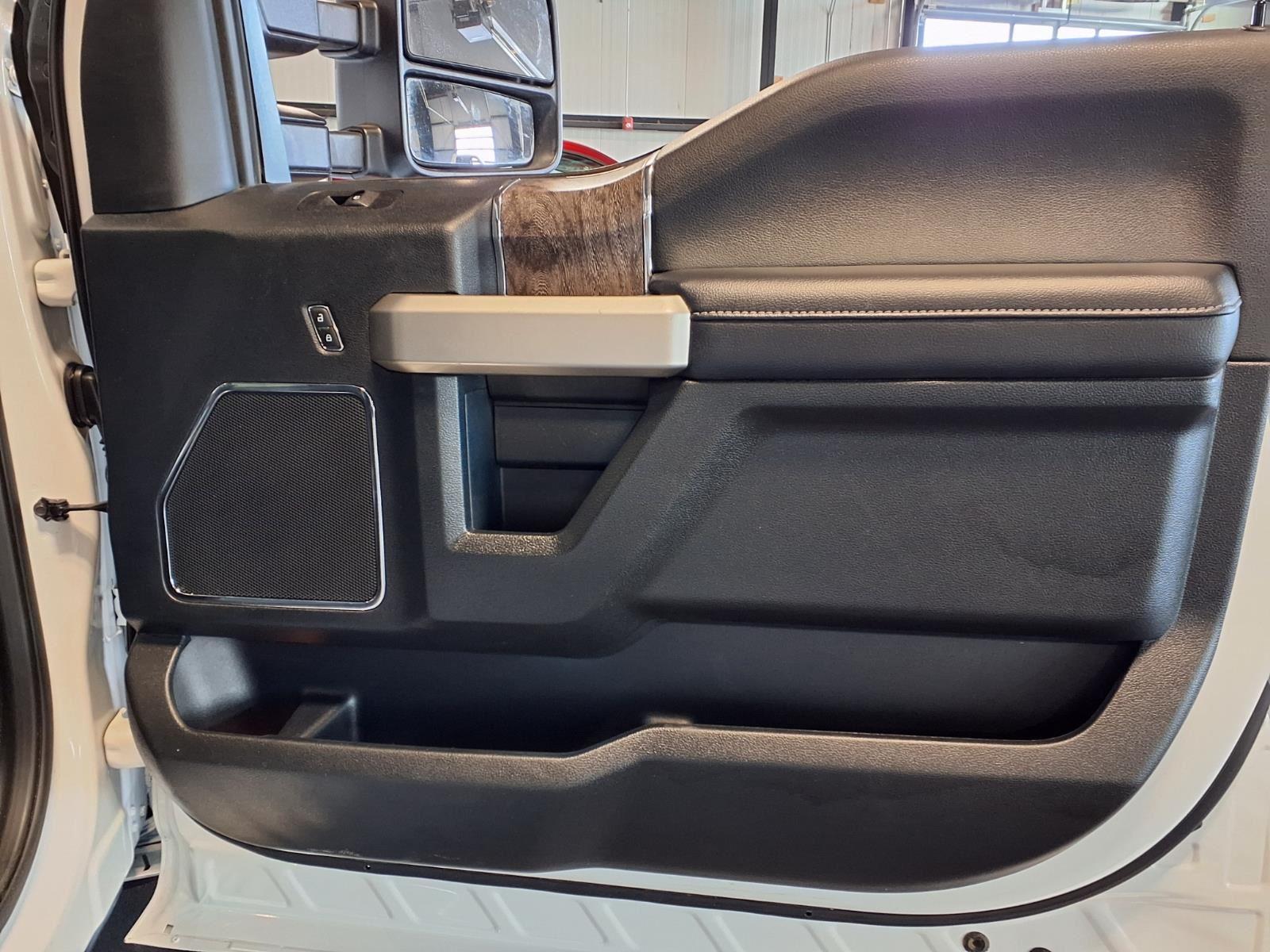 2019 Ford Super Duty F-250 SRW LARIAT - Oxford White exterior view 13