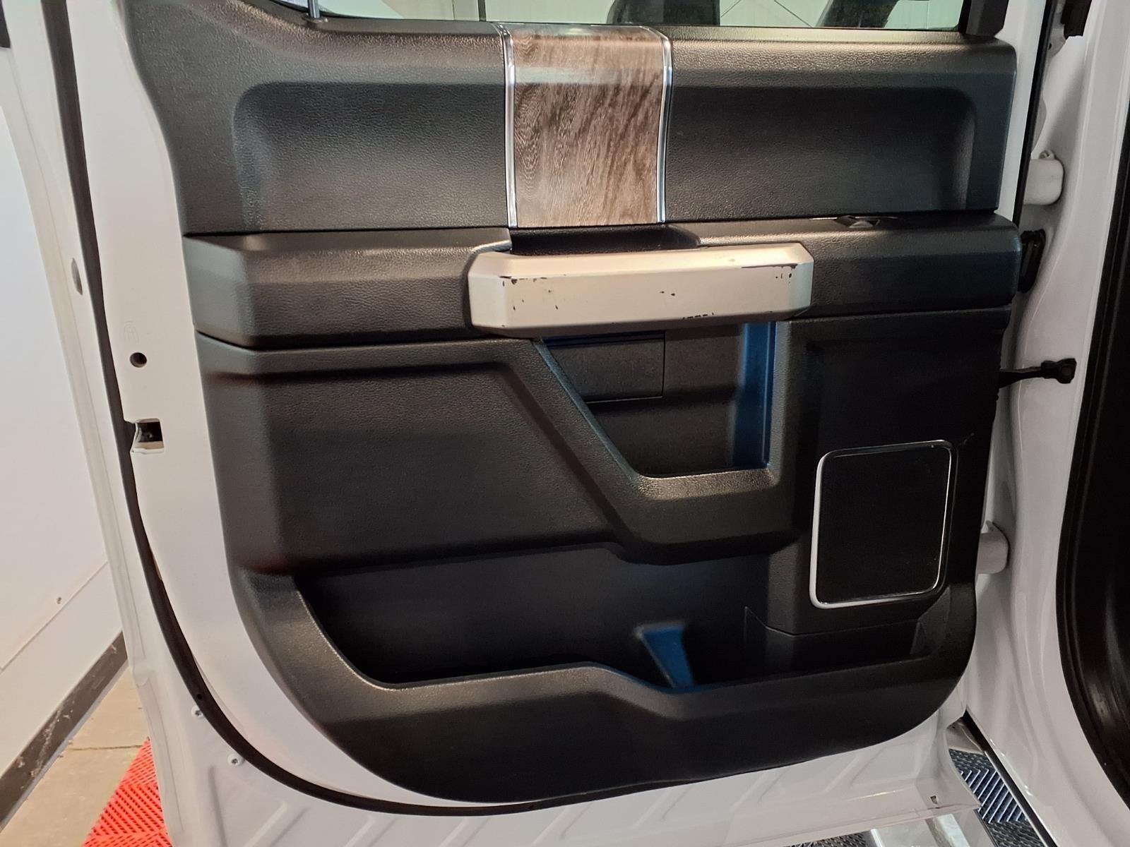 2019 Ford Super Duty F-250 SRW LARIAT - Oxford White exterior view 15