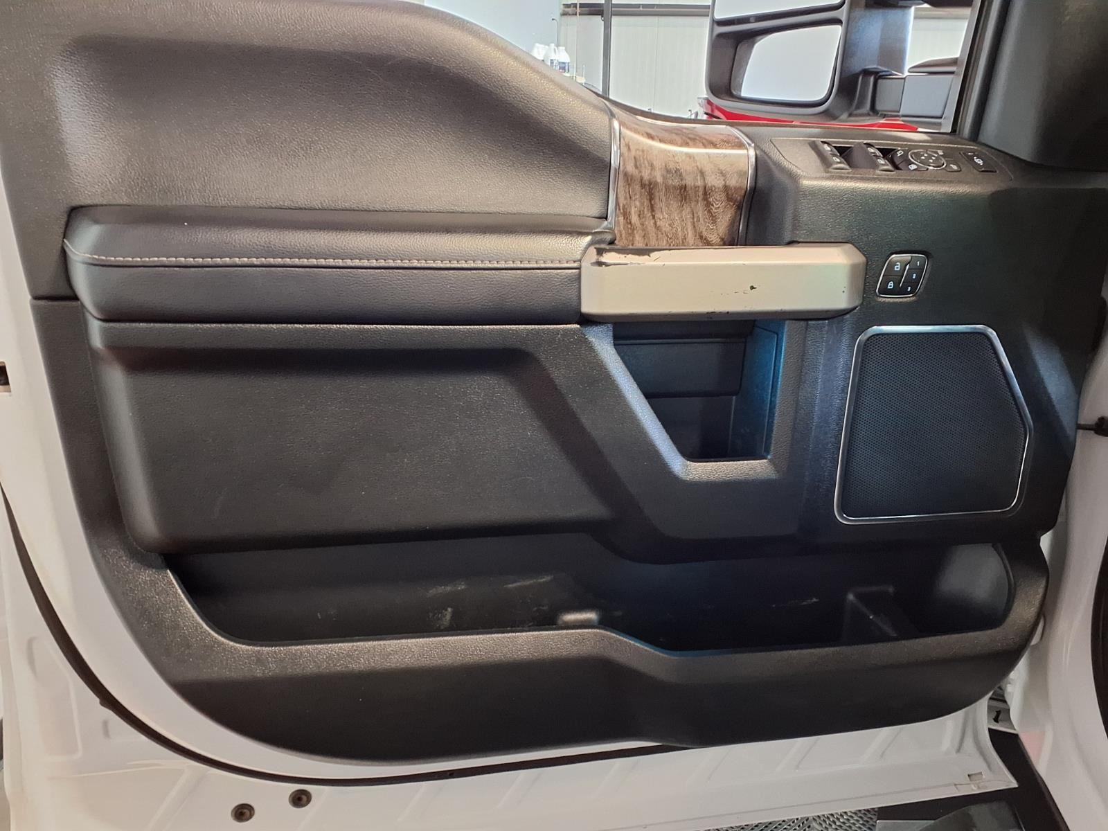 2019 Ford Super Duty F-250 SRW LARIAT - Oxford White exterior view 17