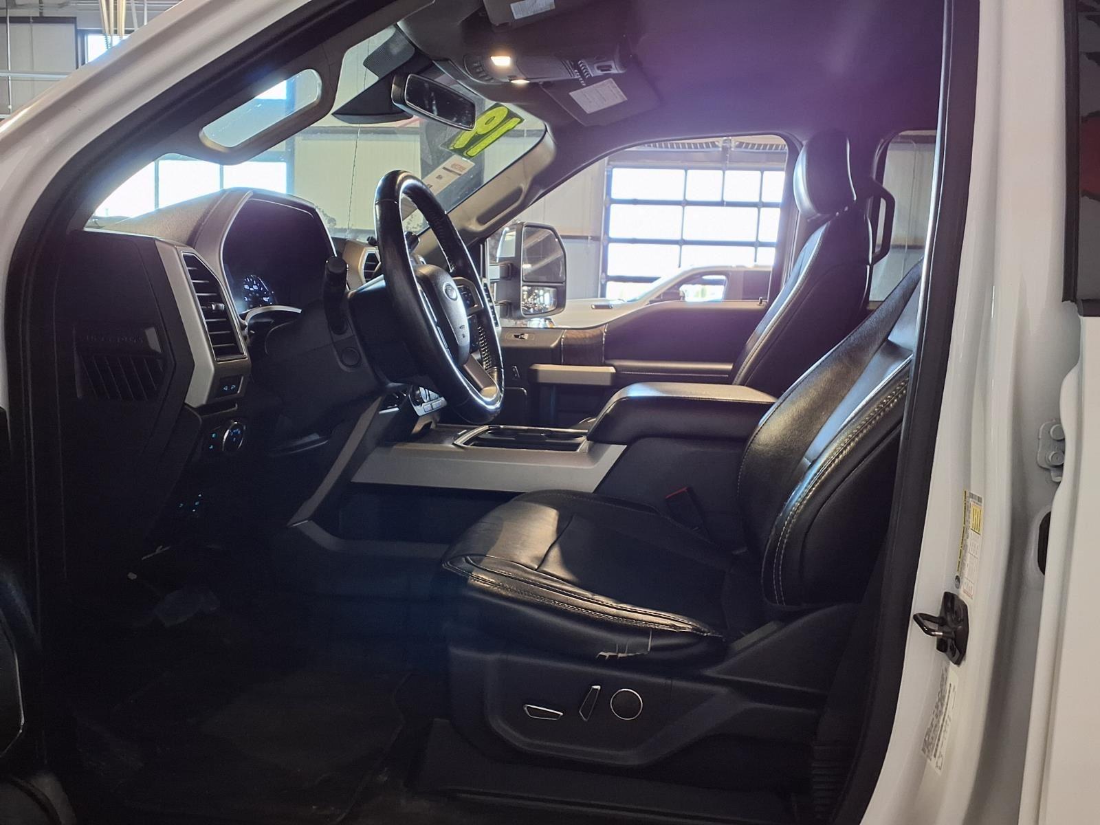 2019 Ford Super Duty F-250 SRW LARIAT - Oxford White exterior view 18