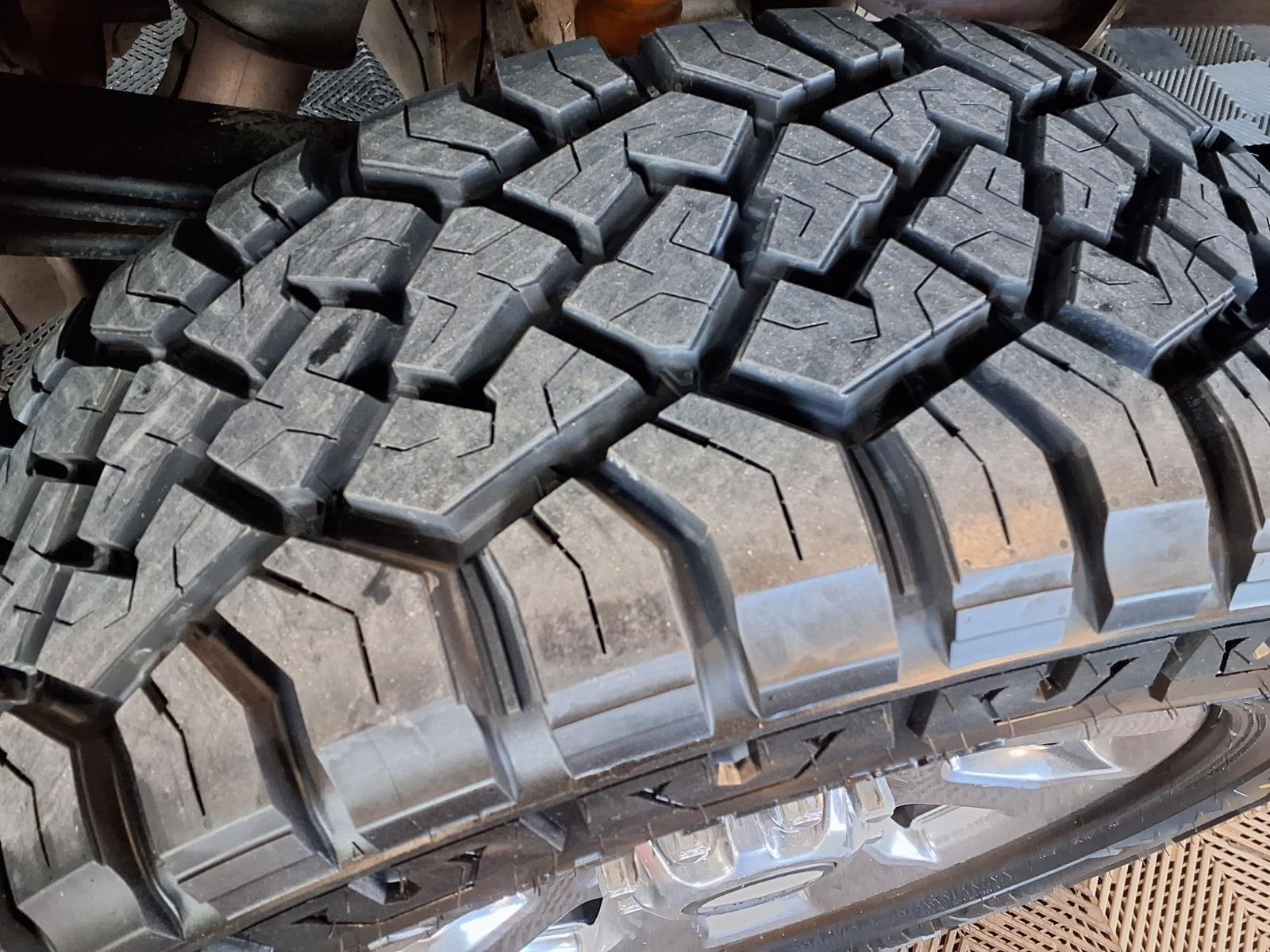 2019 Ford Super Duty F-250 SRW LARIAT - Oxford White exterior view 9