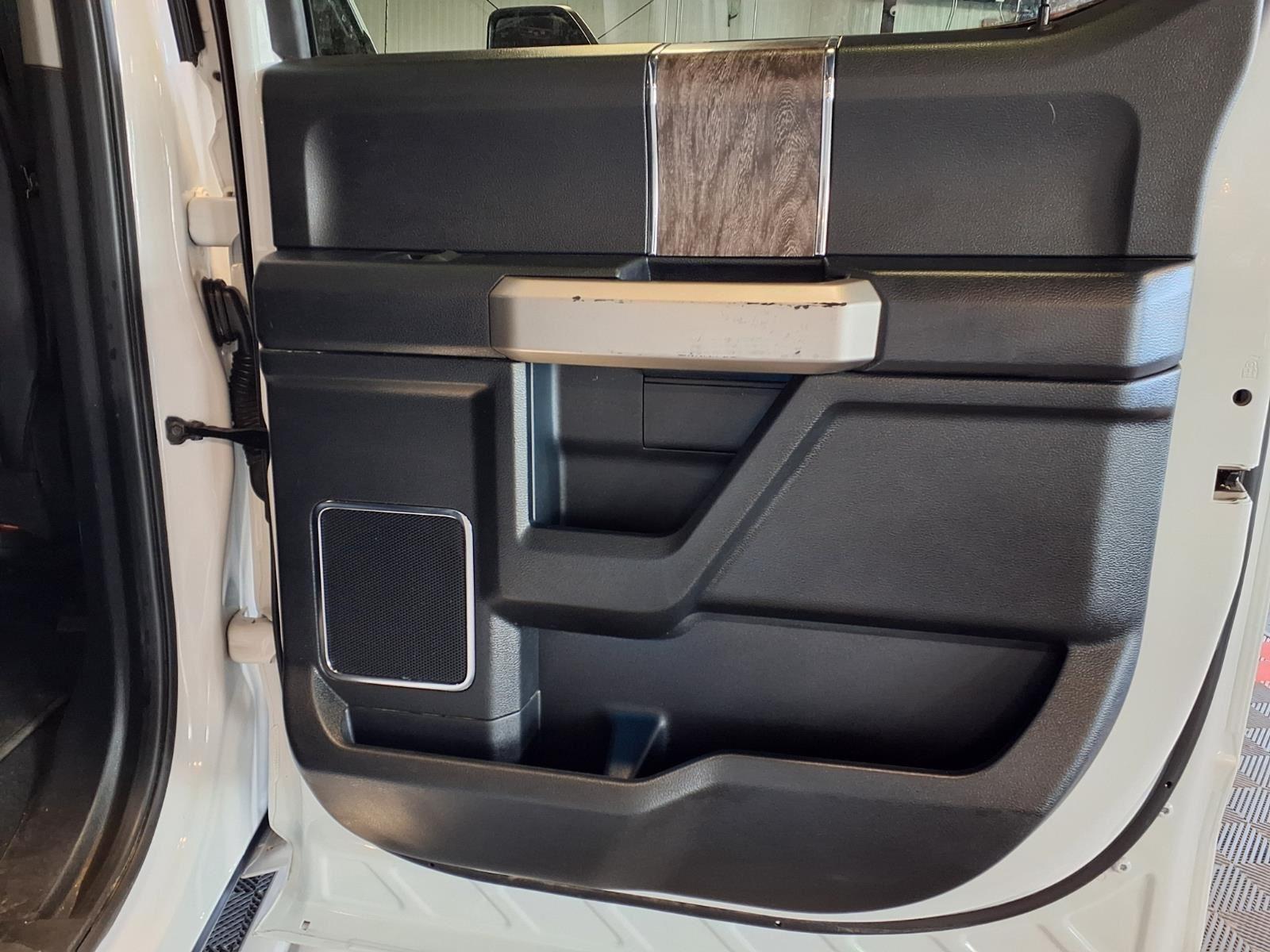 2019 Ford Super Duty F-250 SRW LARIAT - Oxford White exterior view 11