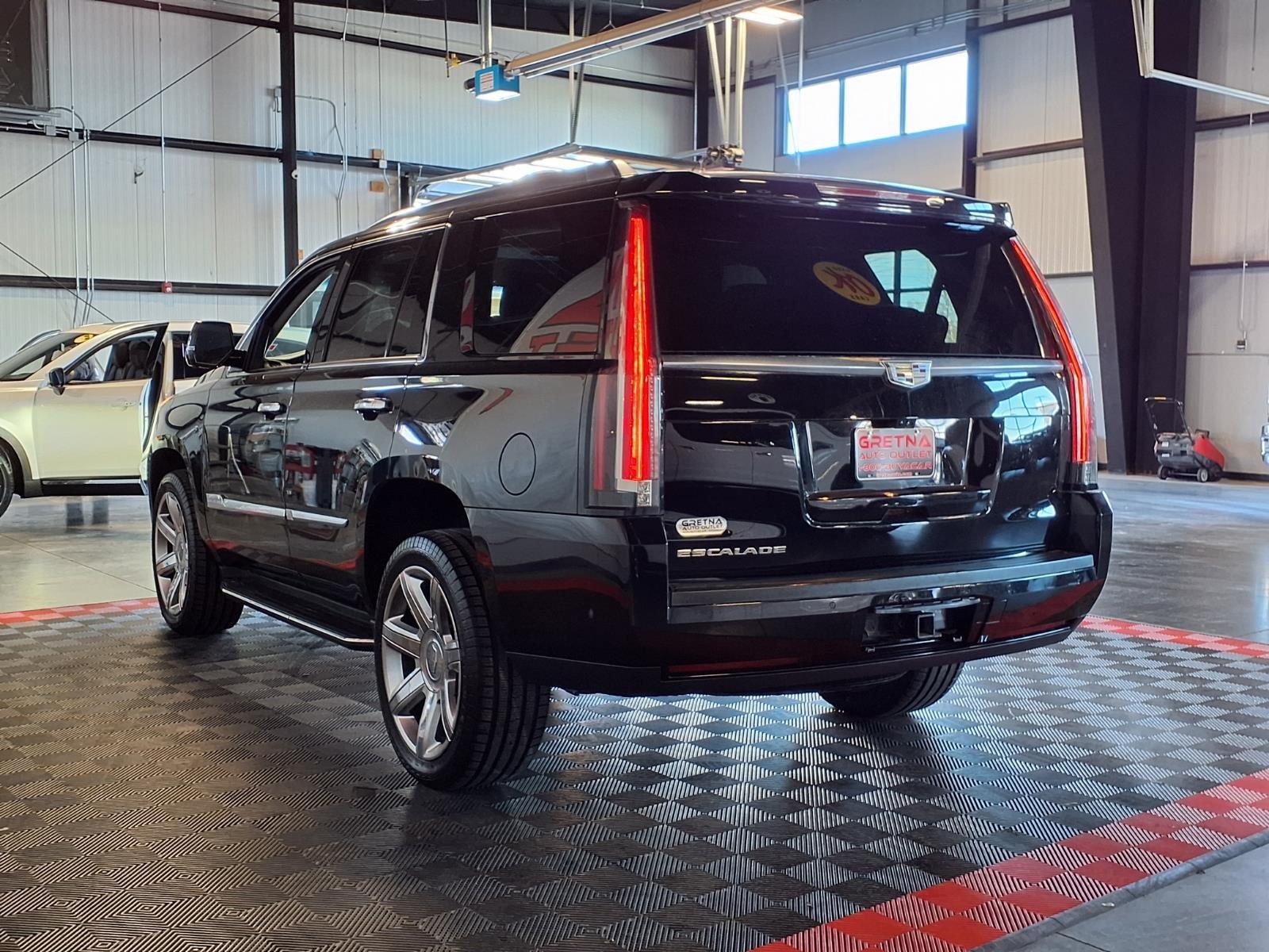 2020 Cadillac Escalade Luxury - Black Raven exterior view 4