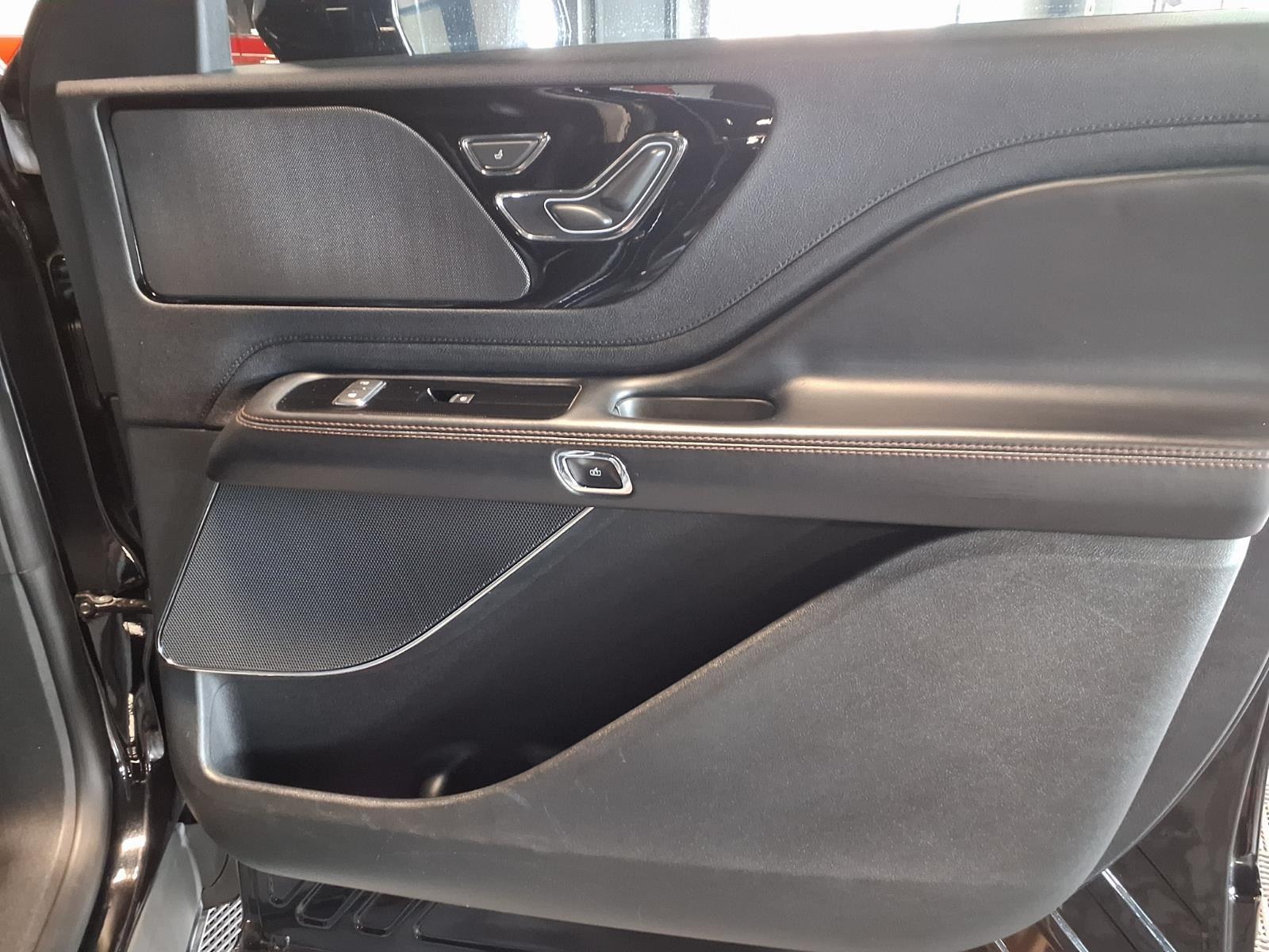 2022 Lincoln Aviator Livery - Infinite Black Metallic Clearcoat exterior view 13