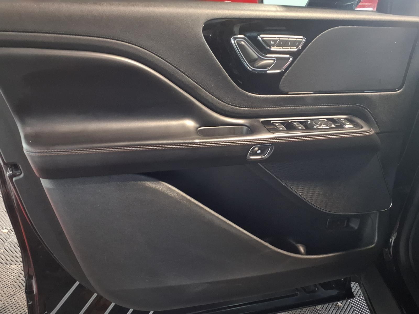 2022 Lincoln Aviator Livery - Infinite Black Metallic Clearcoat exterior view 17