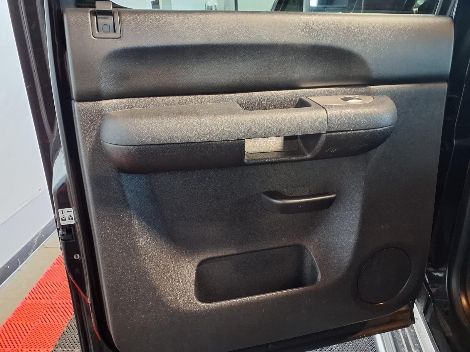 2013 Chevrolet Silverado 1500 LT - Black exterior view 15