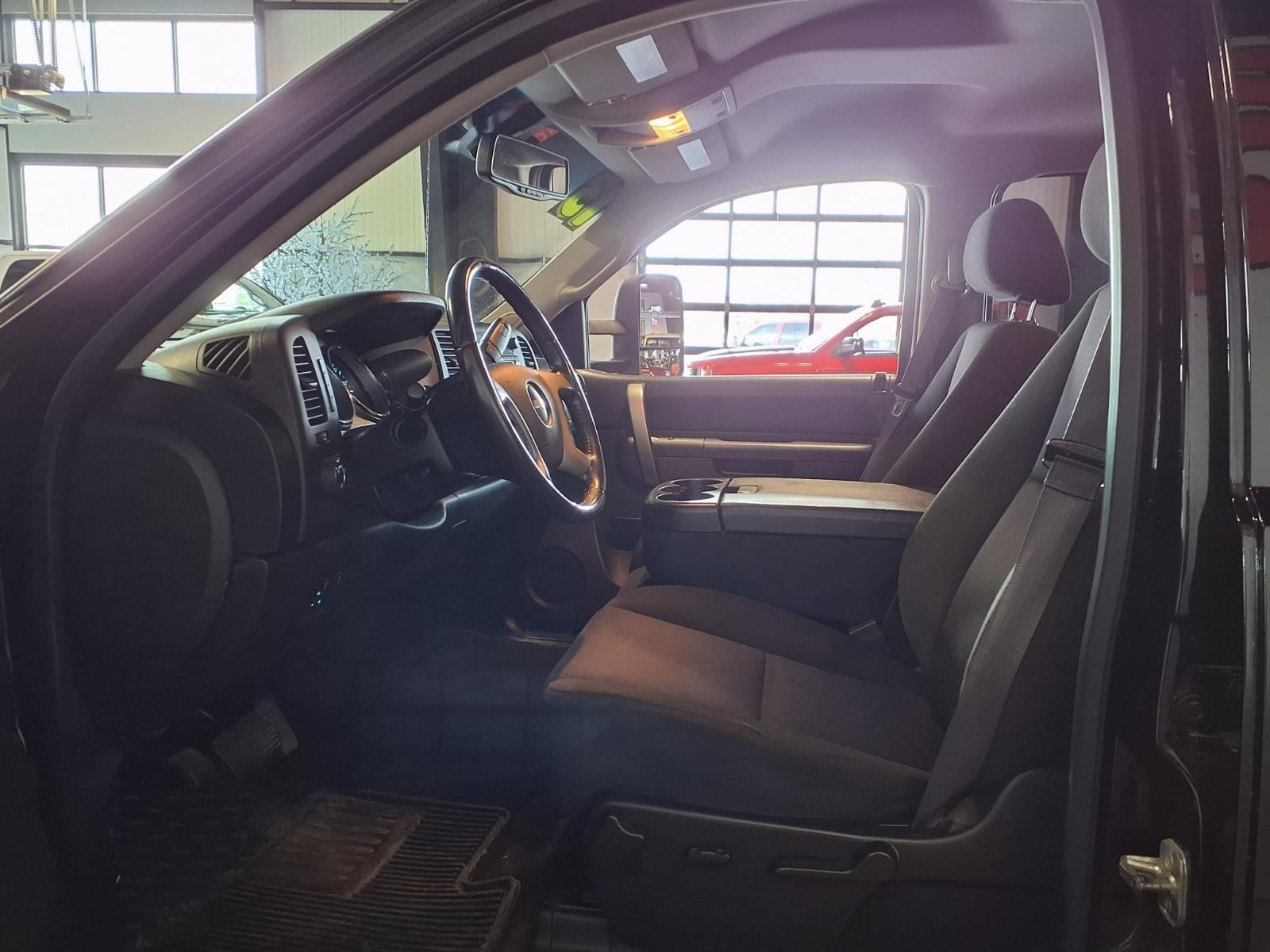 2013 Chevrolet Silverado 1500 LT - Black exterior view 16