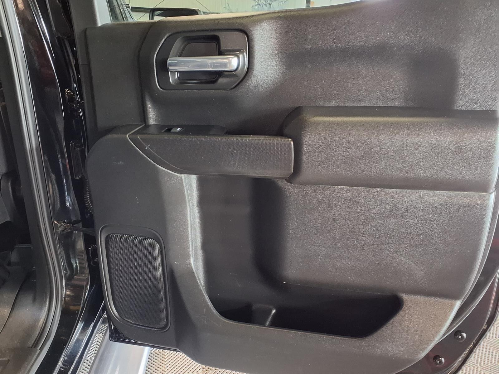 2020 Chevrolet Silverado 1500 LT - Black exterior view 9