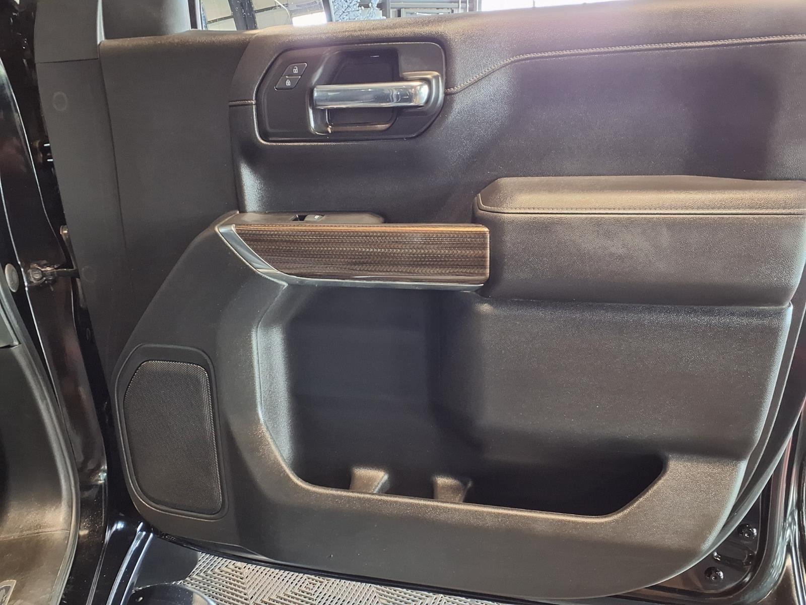 2020 Chevrolet Silverado 1500 LT - Black exterior view 11