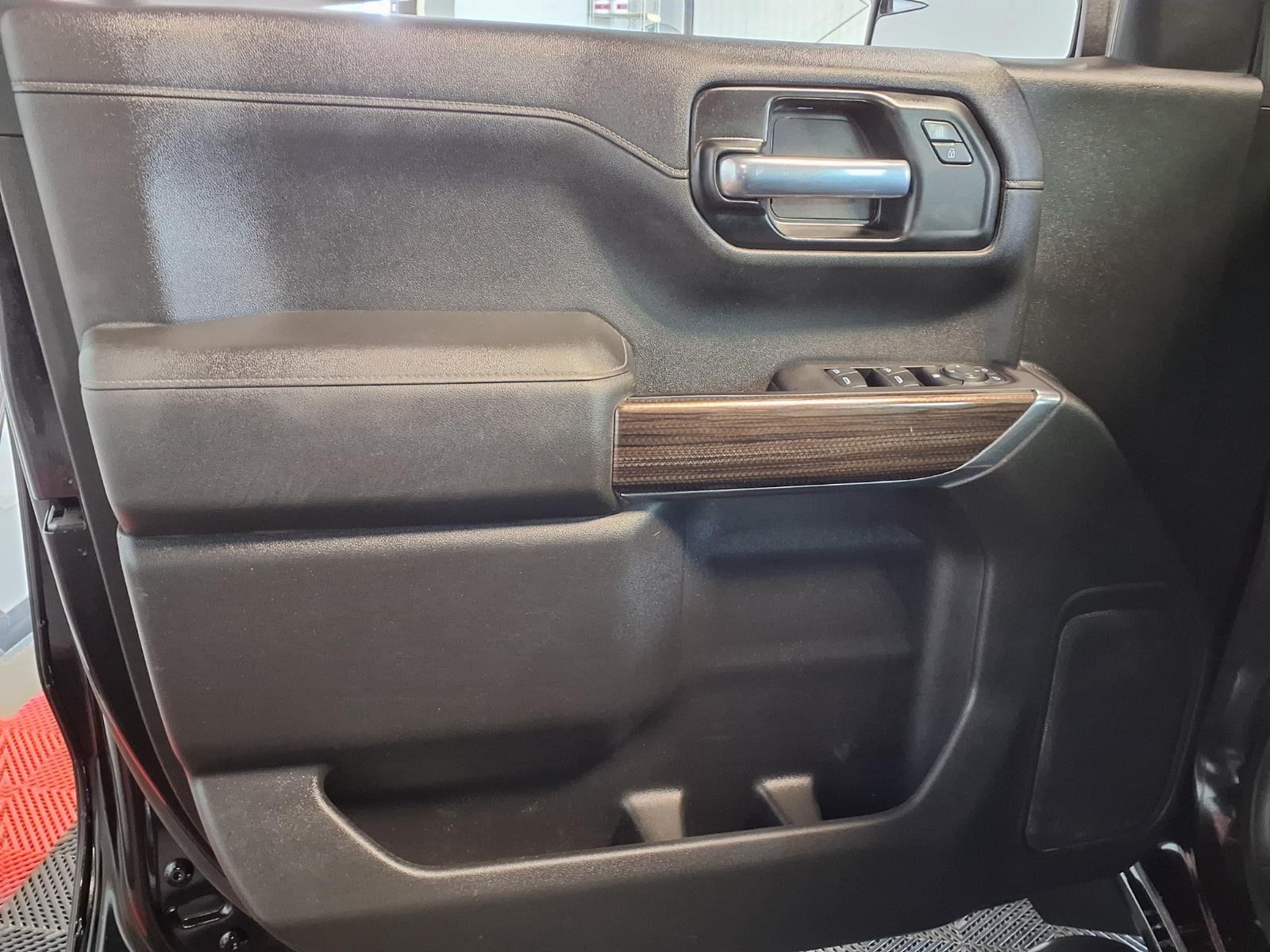 2020 Chevrolet Silverado 1500 LT - Black exterior view 15