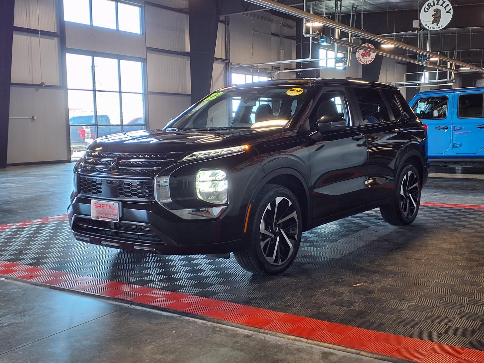 2022 Mitsubishi Outlander ES - Labrador Black Pearl exterior view 3