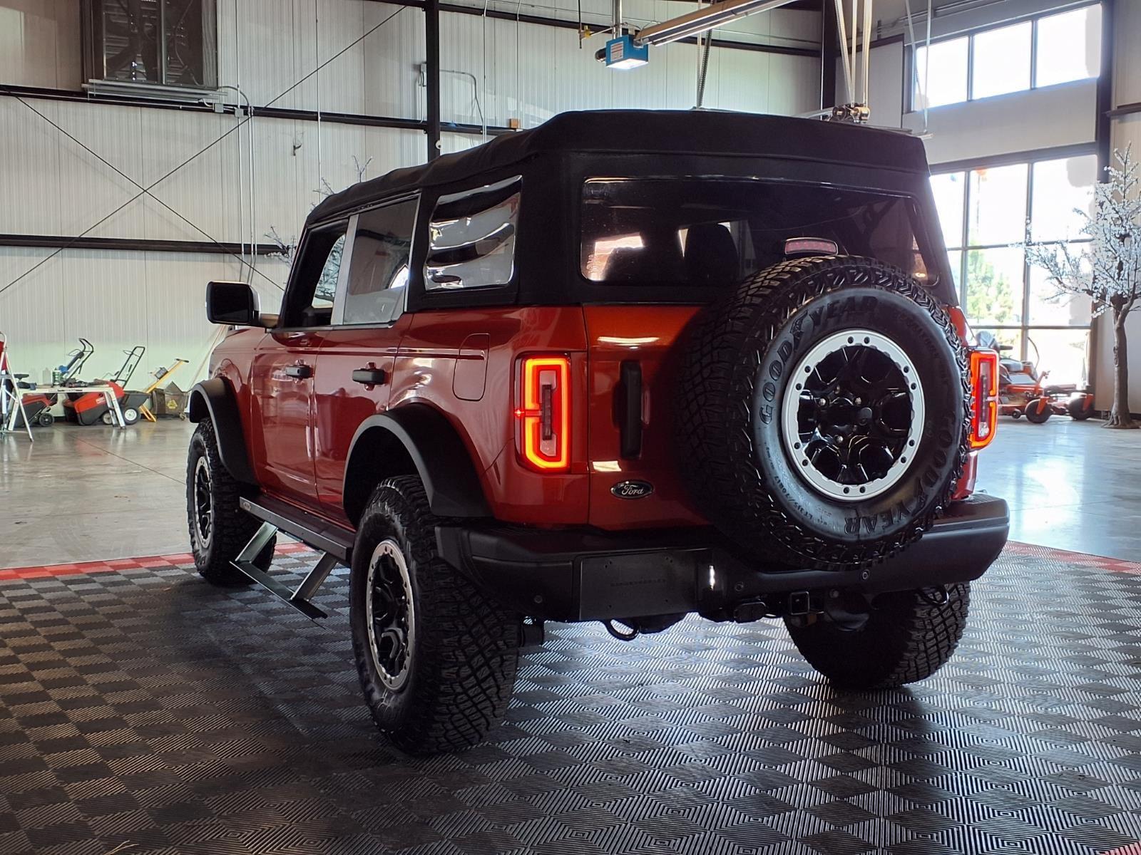 2022 Ford Bronco Badlands - Hot Pepper Red Metallic Tinted Clearcoat exterior view 4