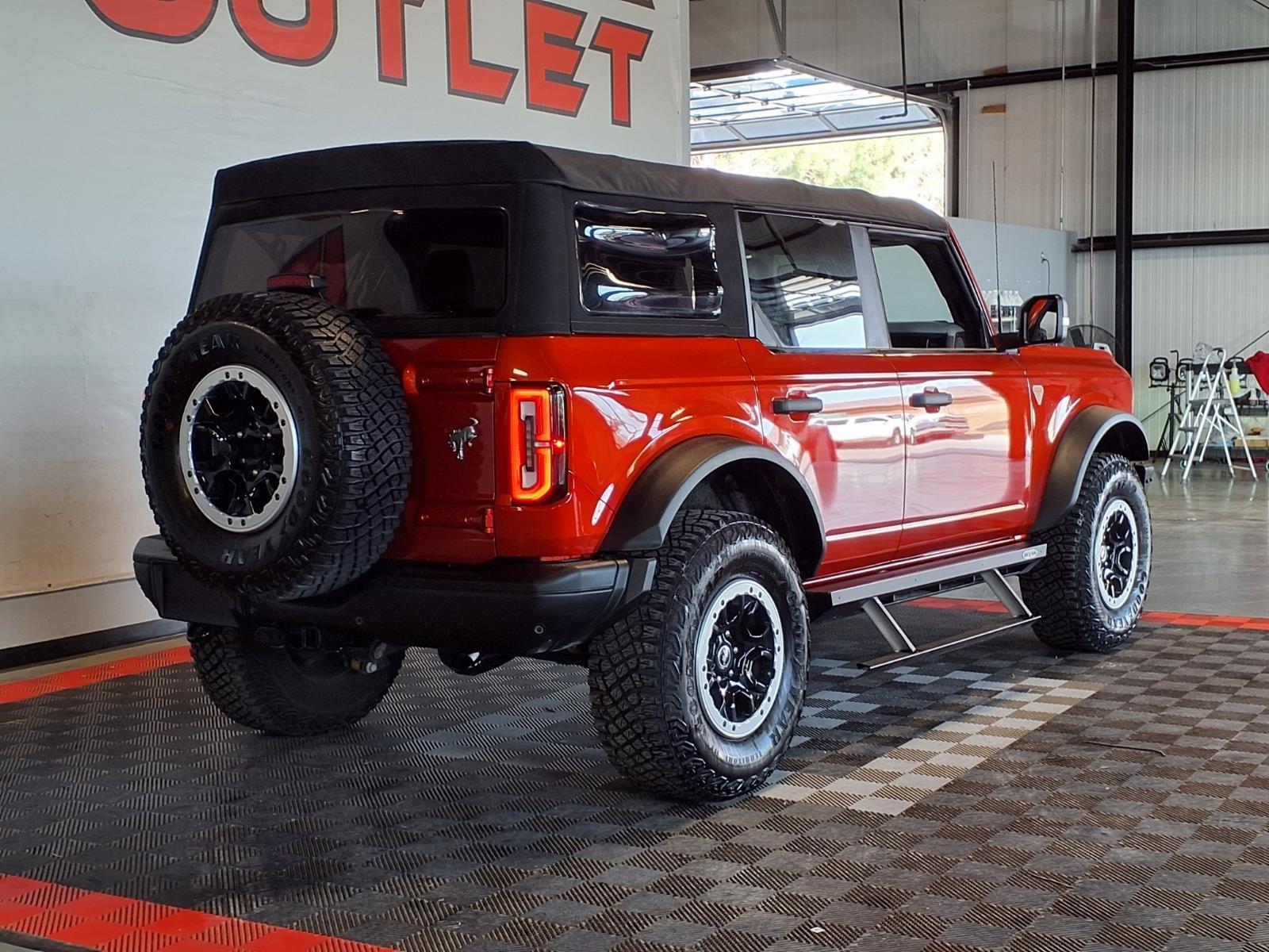2022 Ford Bronco Badlands - Hot Pepper Red Metallic Tinted Clearcoat exterior view 7