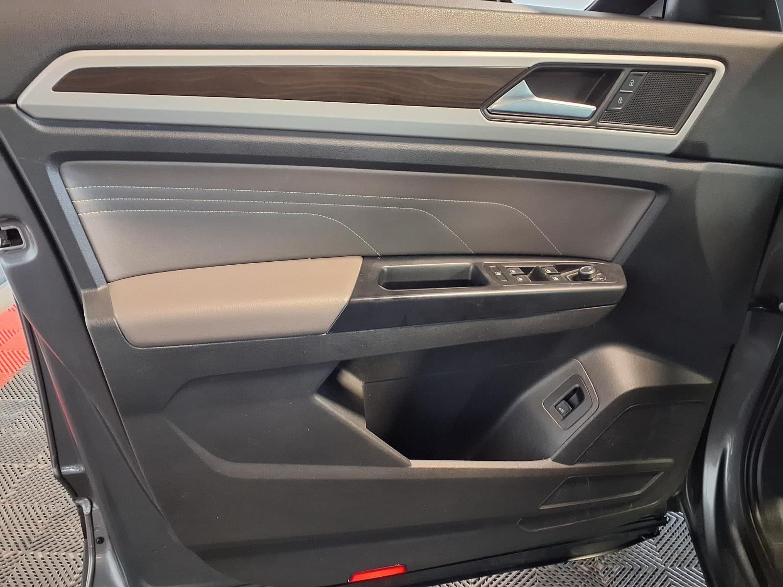 2021 Volkswagen Atlas 3.6L V6 SE w/Technology - Platinum Gray Metallic exterior view 17