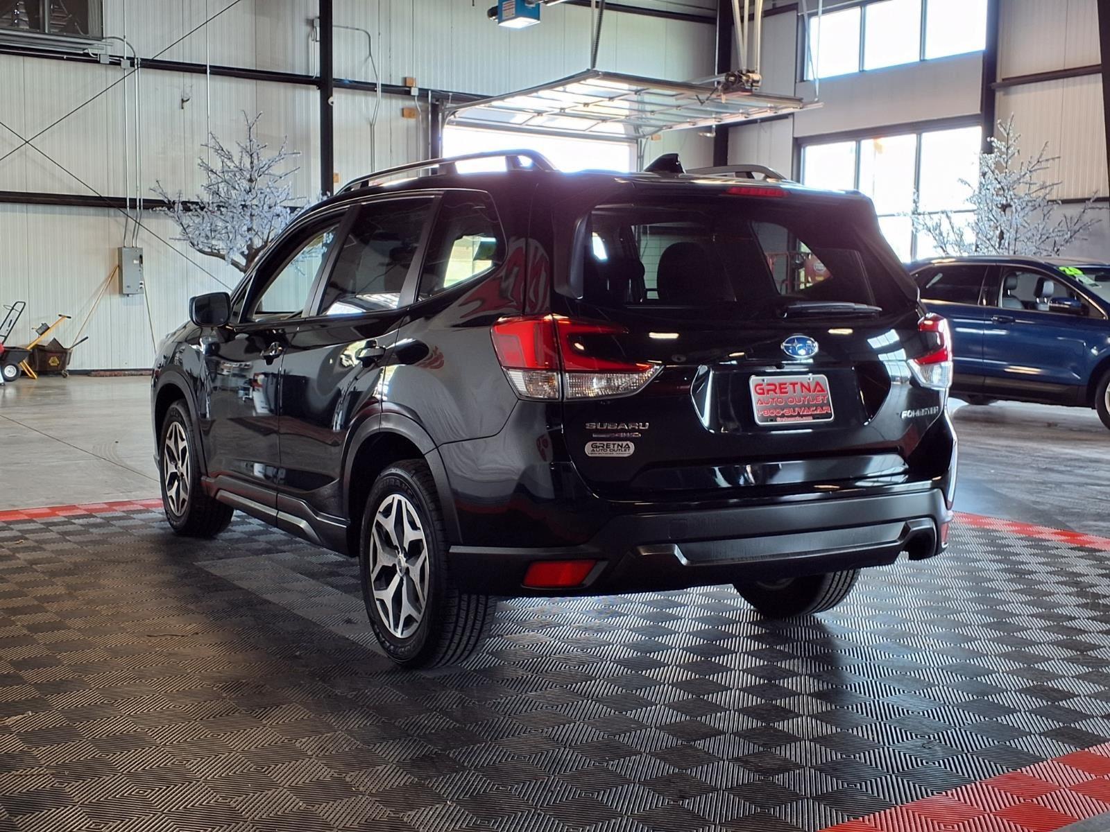 2024 Subaru Forester Premium - Crystal Black Silica exterior view 4