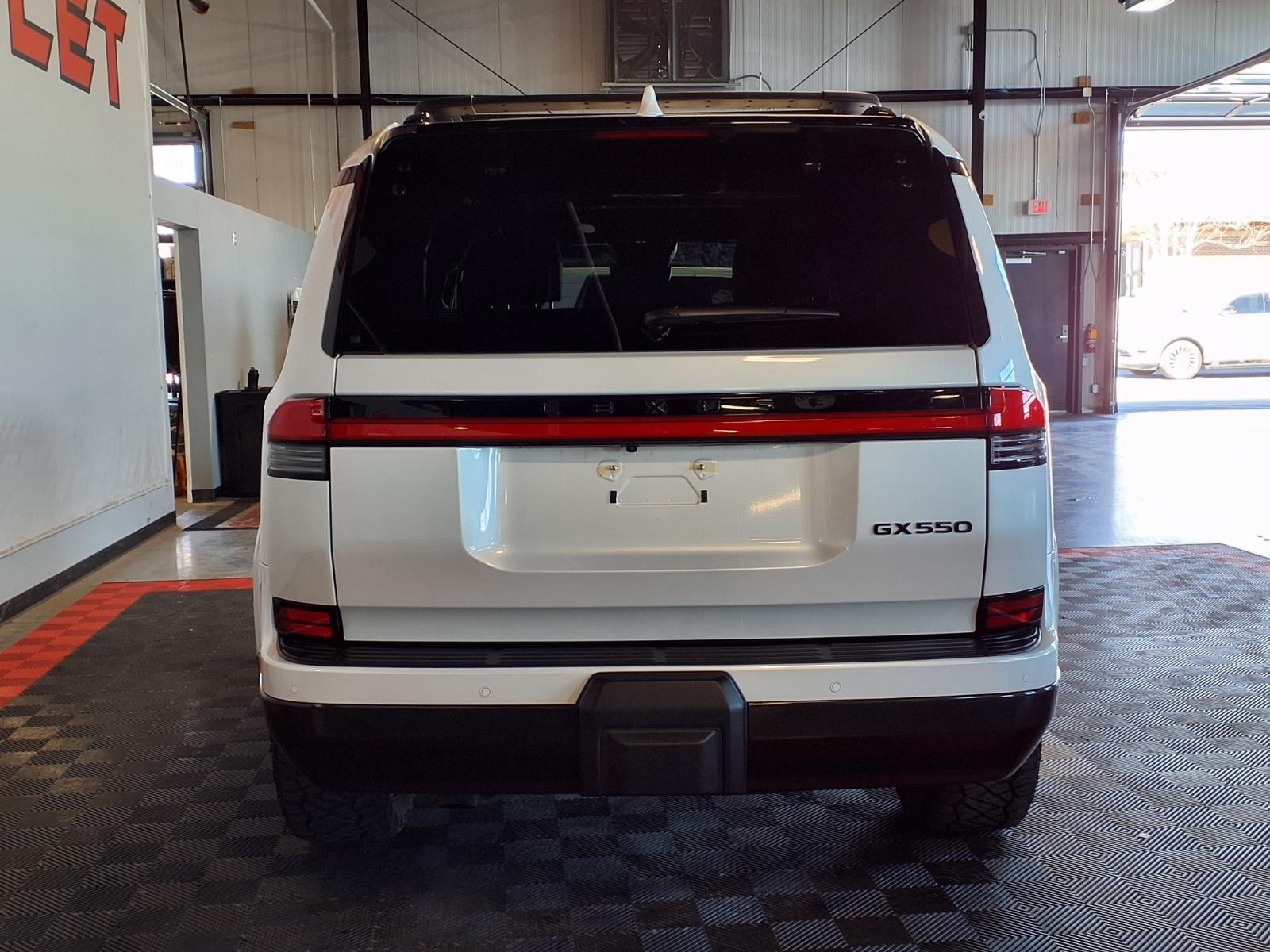 2025 Lexus GX GX 550 Luxury+ - Eminent White Pearl exterior view 5