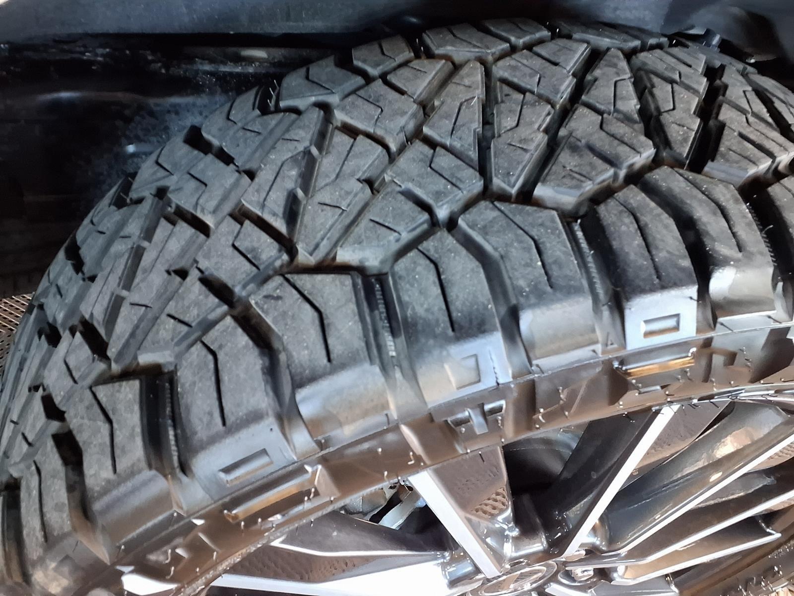 2025 Lexus GX GX 550 Luxury+ - Eminent White Pearl exterior view 8