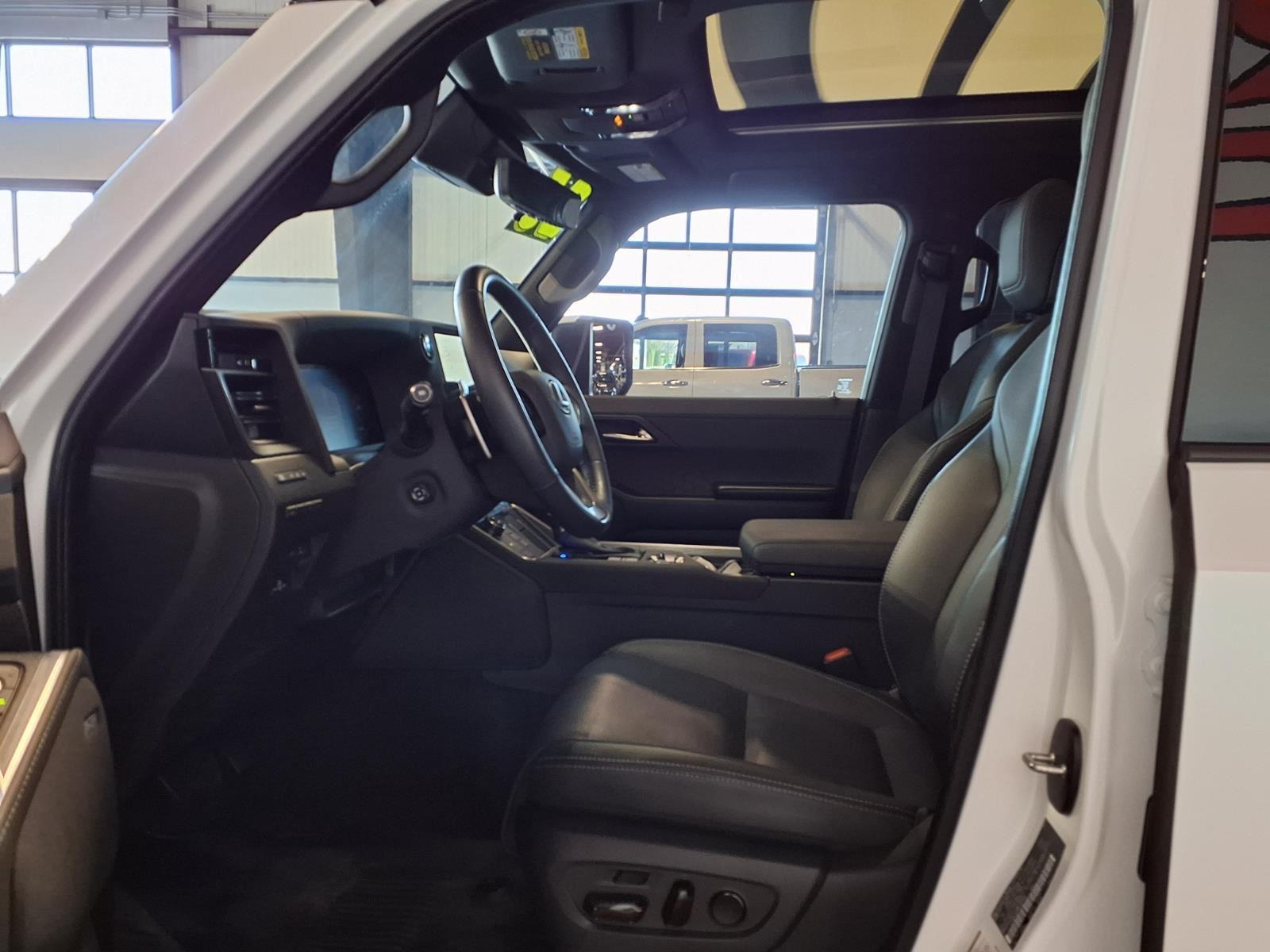 2025 Lexus GX GX 550 Luxury+ - Eminent White Pearl exterior view 15