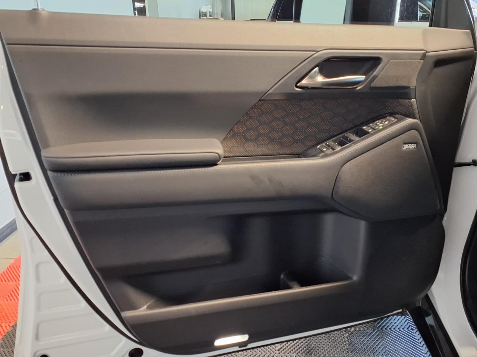 2025 Lexus GX GX 550 Luxury+ - Eminent White Pearl exterior view 16