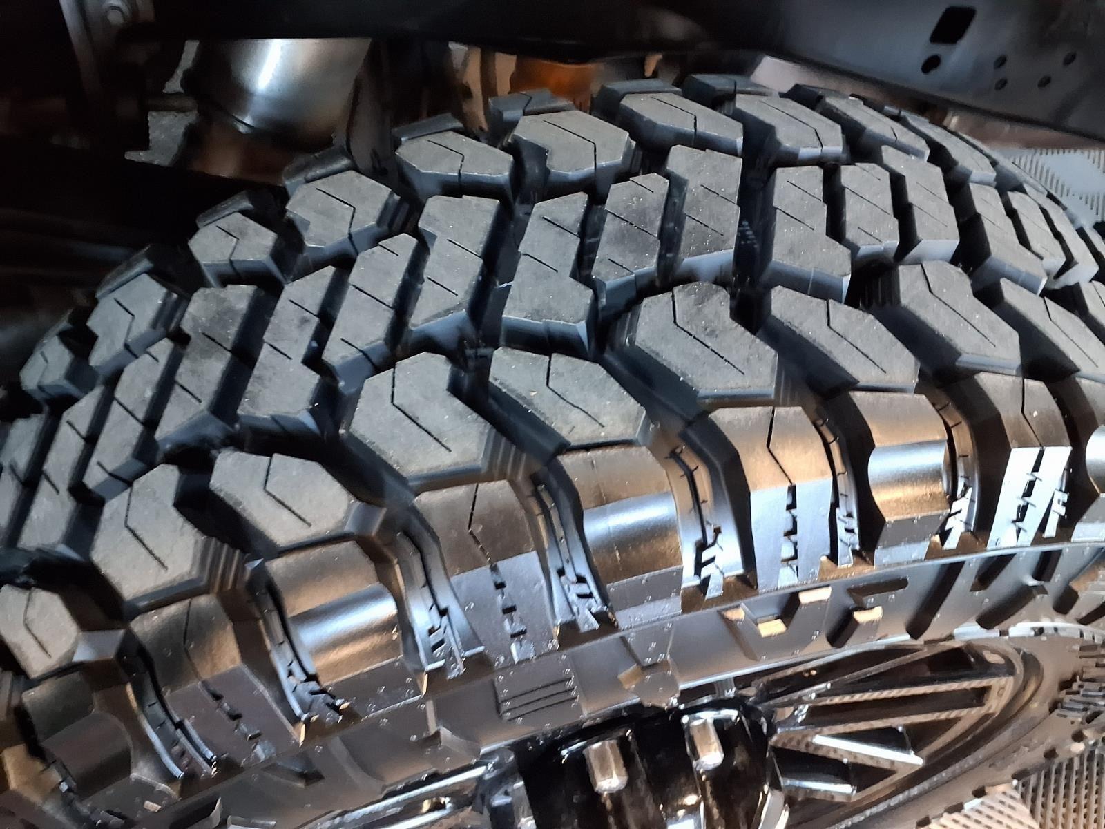 2021 Ford Super Duty F-250 SRW LARIAT - Oxford White exterior view 9