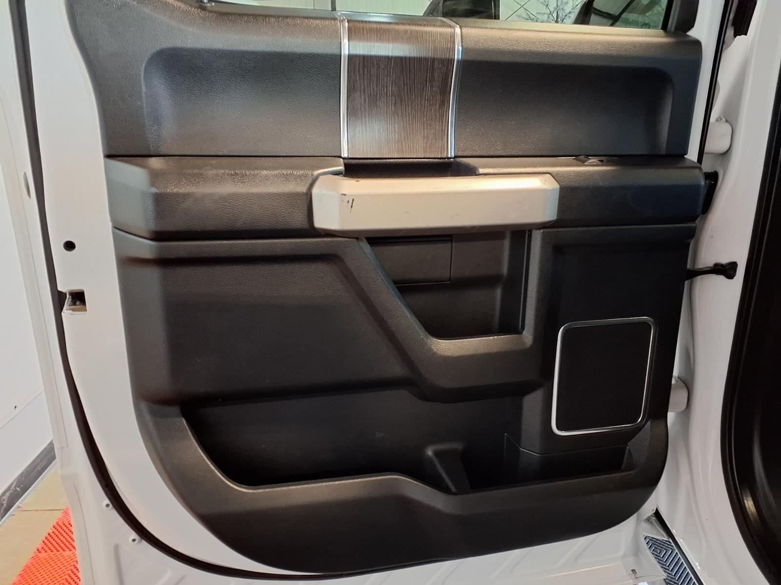 2021 Ford Super Duty F-250 SRW LARIAT - Oxford White exterior view 15