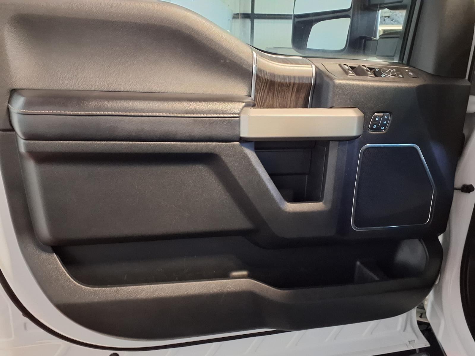 2021 Ford Super Duty F-250 SRW LARIAT - Oxford White exterior view 17