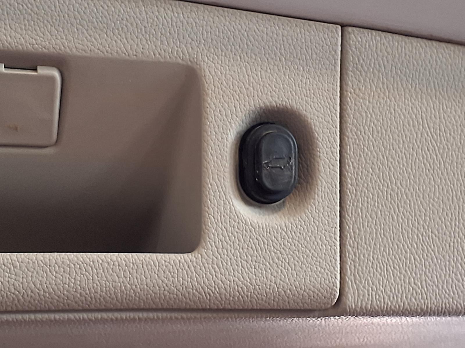 2018 Cadillac Escalade Premium Luxury - Crystal White Tricoat exterior view 7