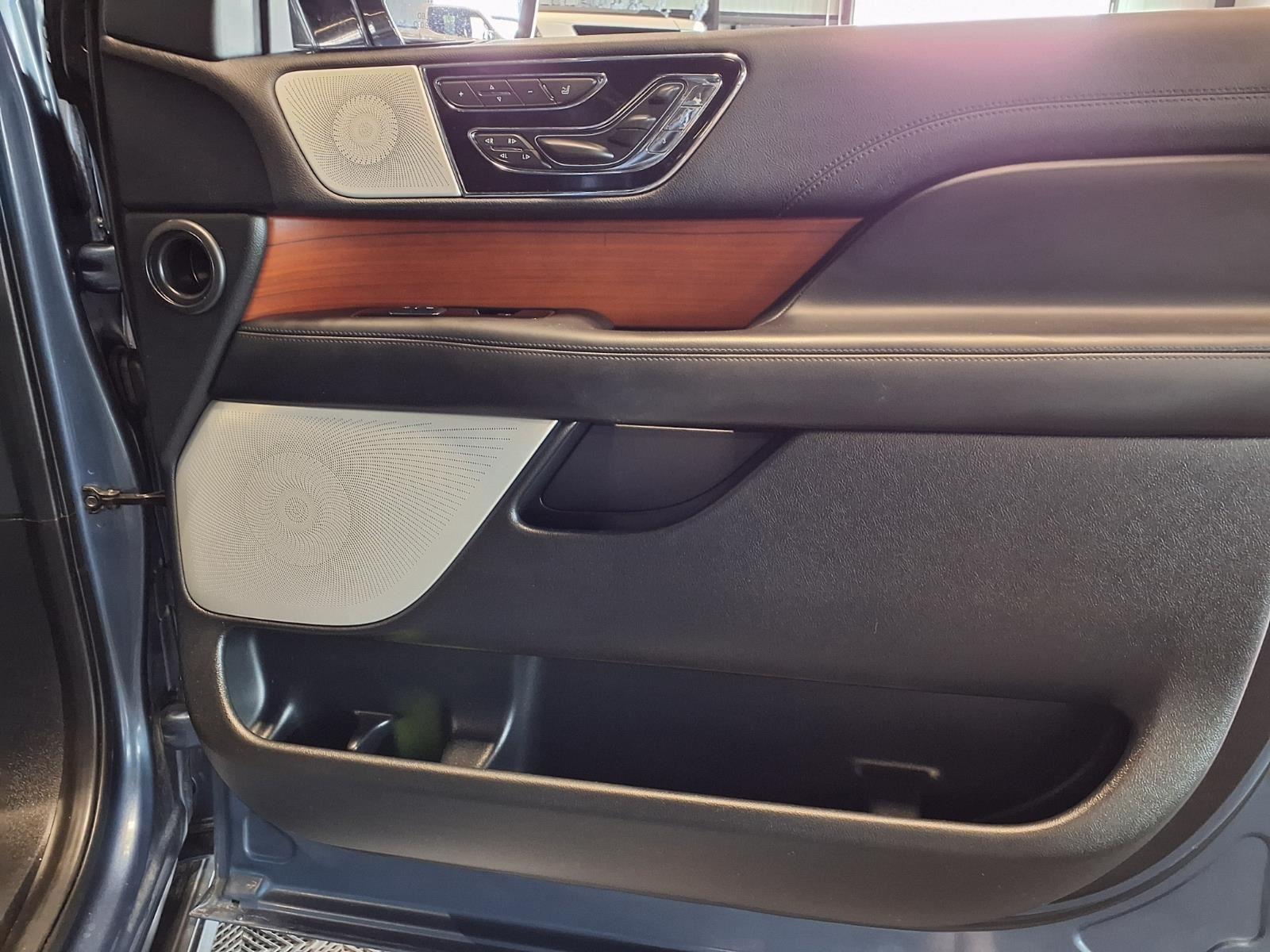 2020 Lincoln Navigator Reserve - Blue Diamond exterior view 14