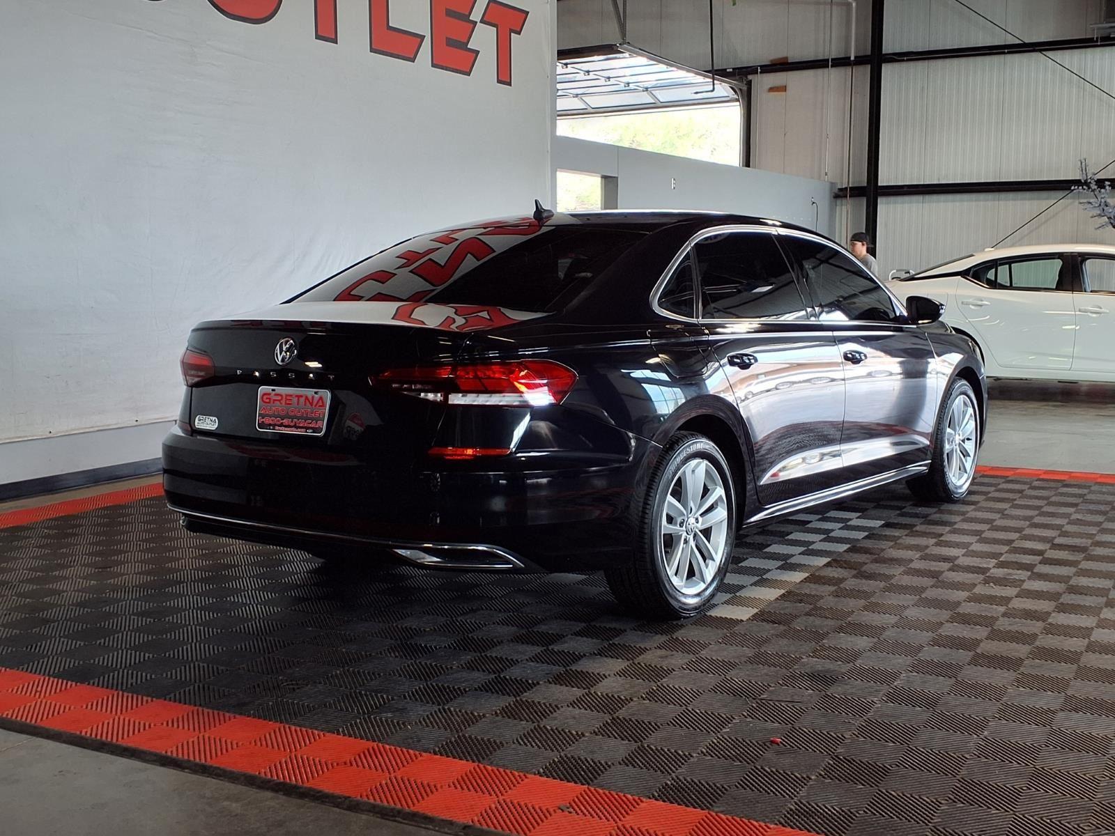 2020 Volkswagen Passat 2.0T SE - Deep Black Pearl exterior view 6