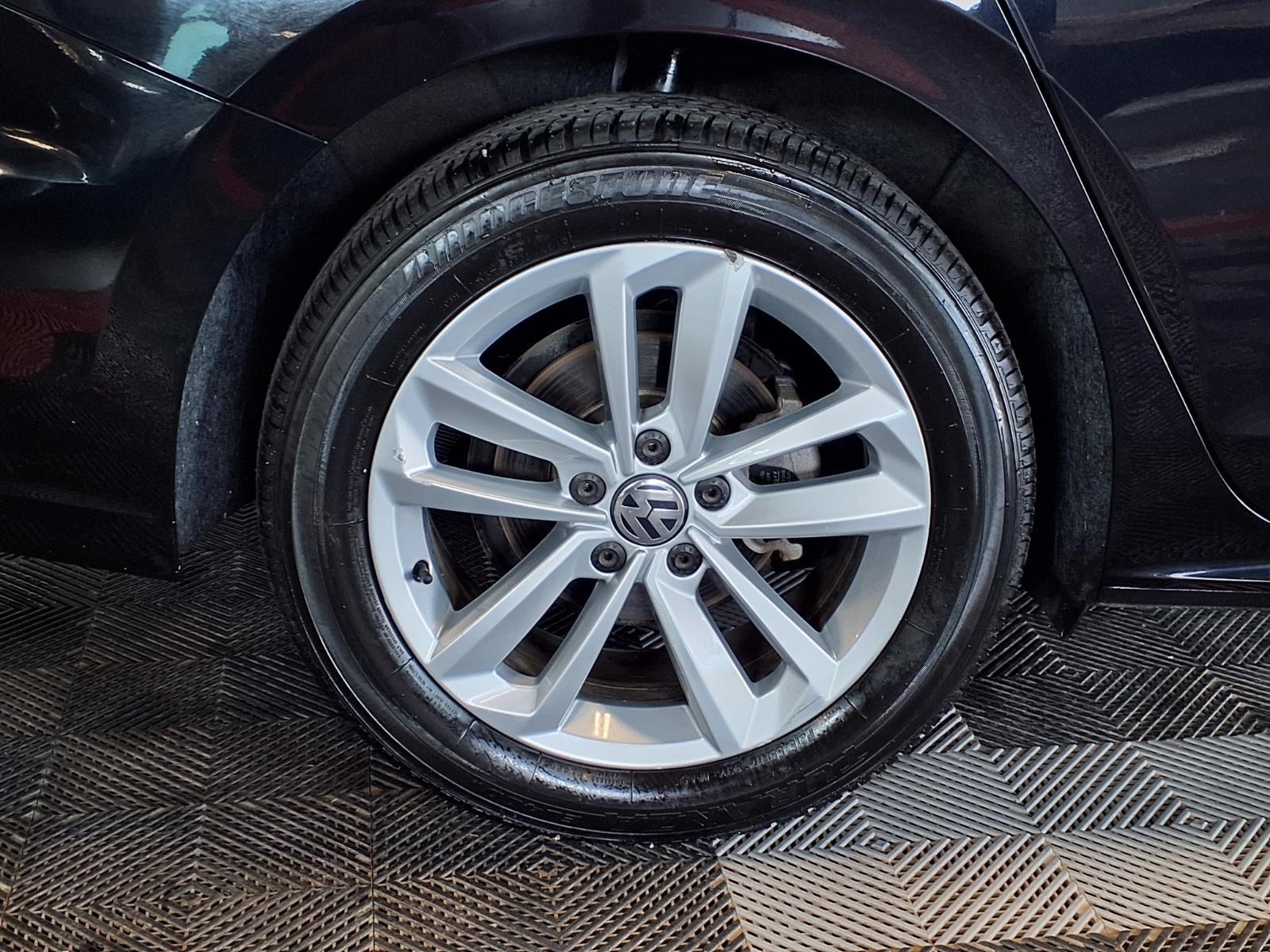 2020 Volkswagen Passat 2.0T SE - Deep Black Pearl exterior view 7