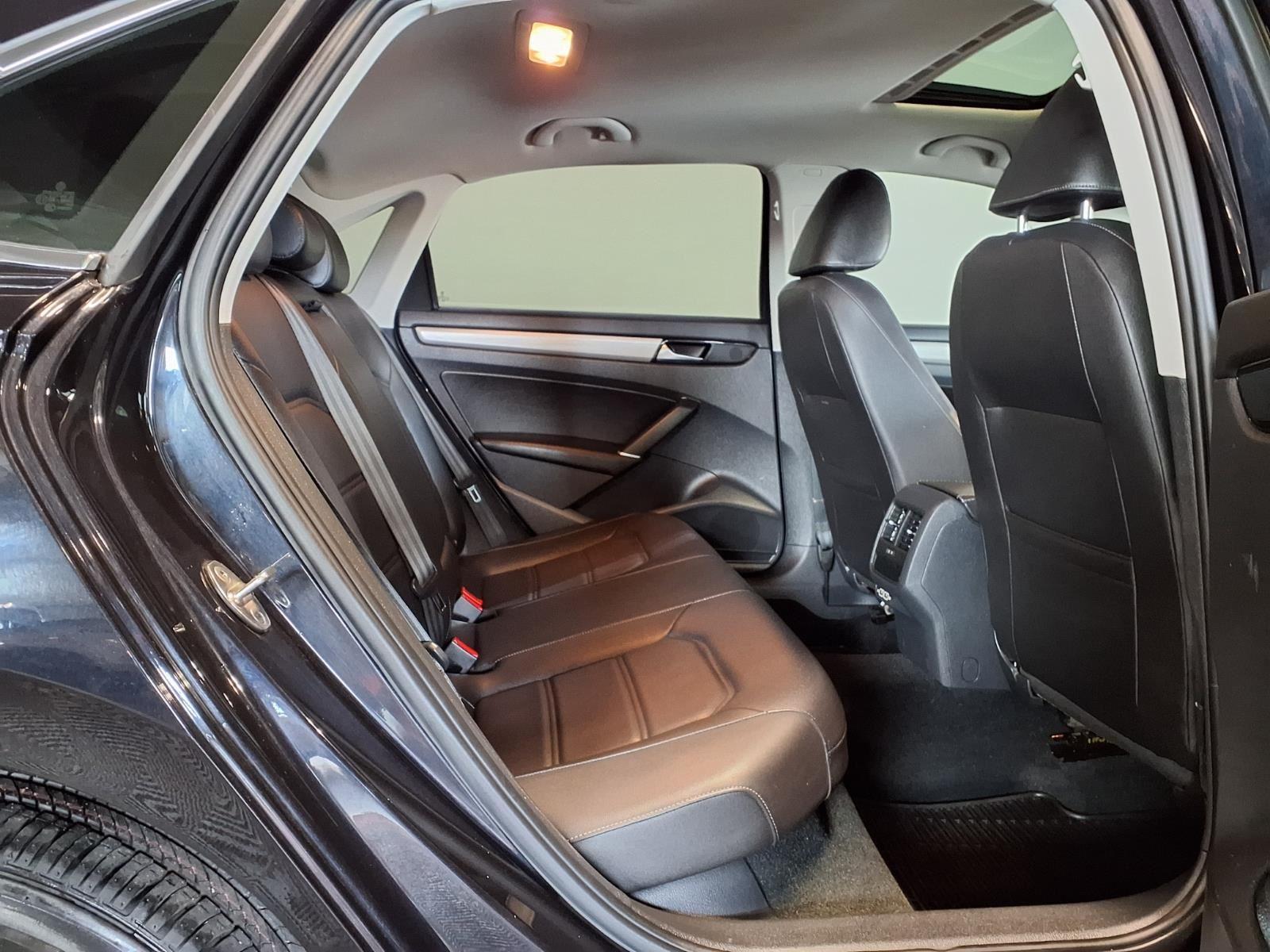 2020 Volkswagen Passat 2.0T SE - Deep Black Pearl exterior view 8