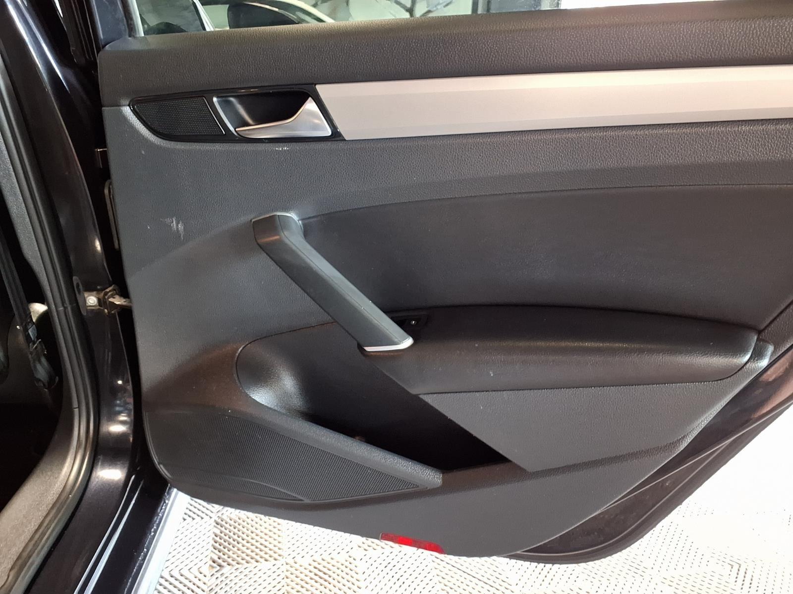 2020 Volkswagen Passat 2.0T SE - Deep Black Pearl exterior view 9