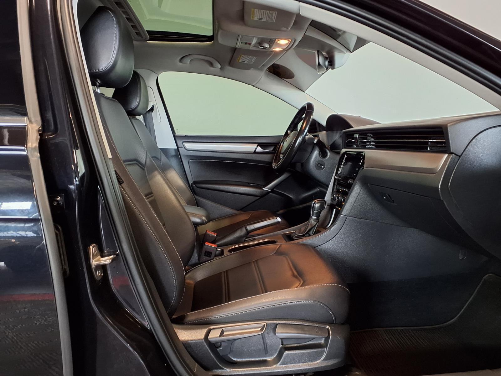 2020 Volkswagen Passat 2.0T SE - Deep Black Pearl exterior view 10