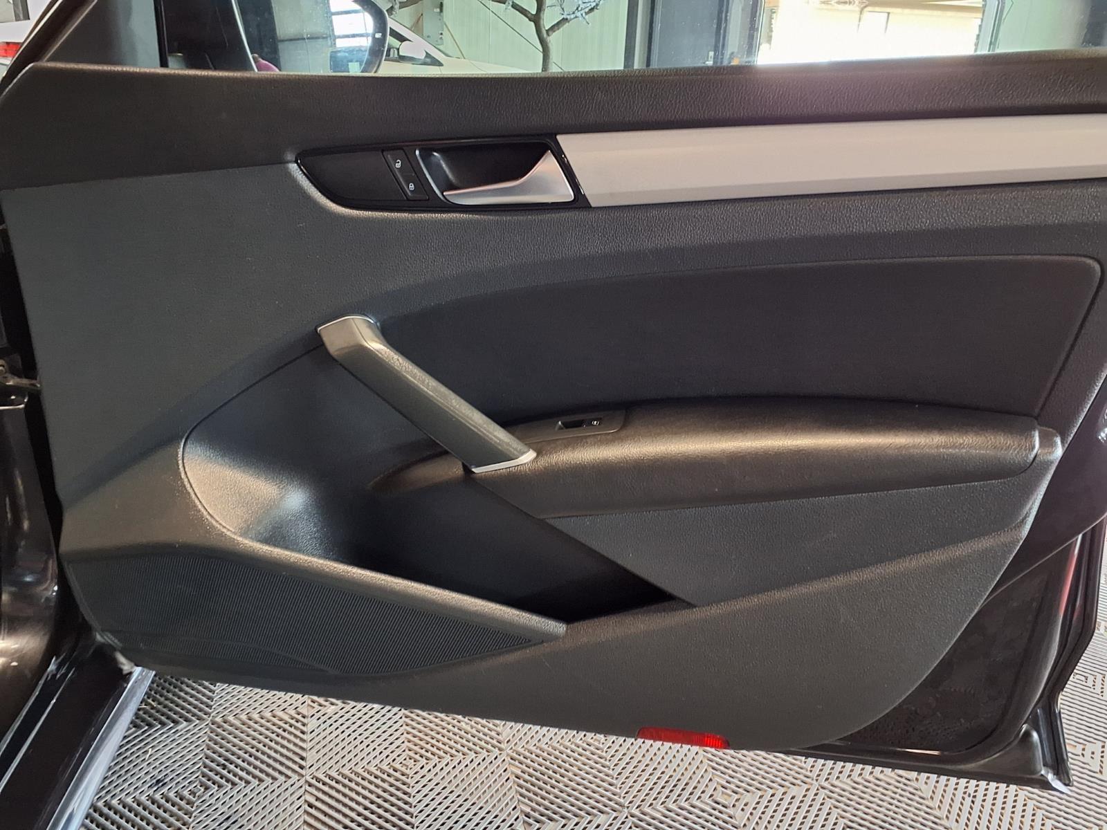 2020 Volkswagen Passat 2.0T SE - Deep Black Pearl exterior view 11