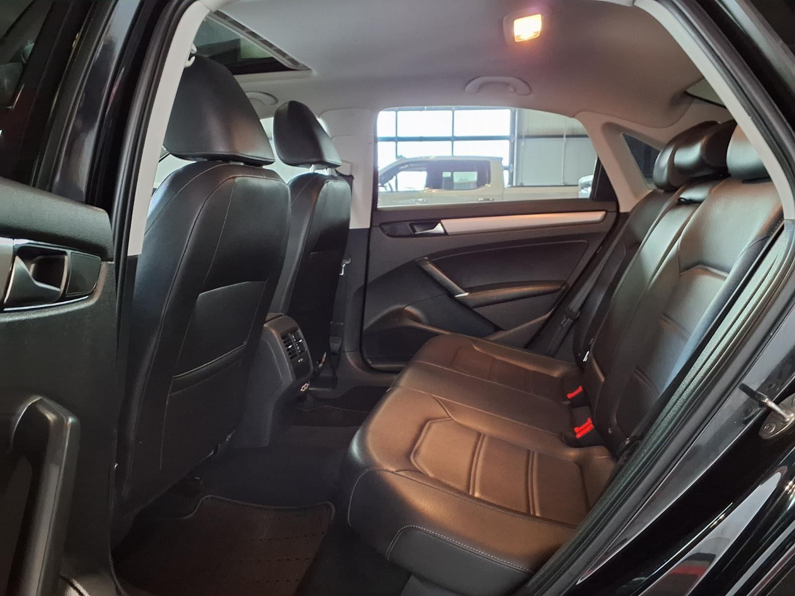 2020 Volkswagen Passat 2.0T SE - Deep Black Pearl exterior view 12